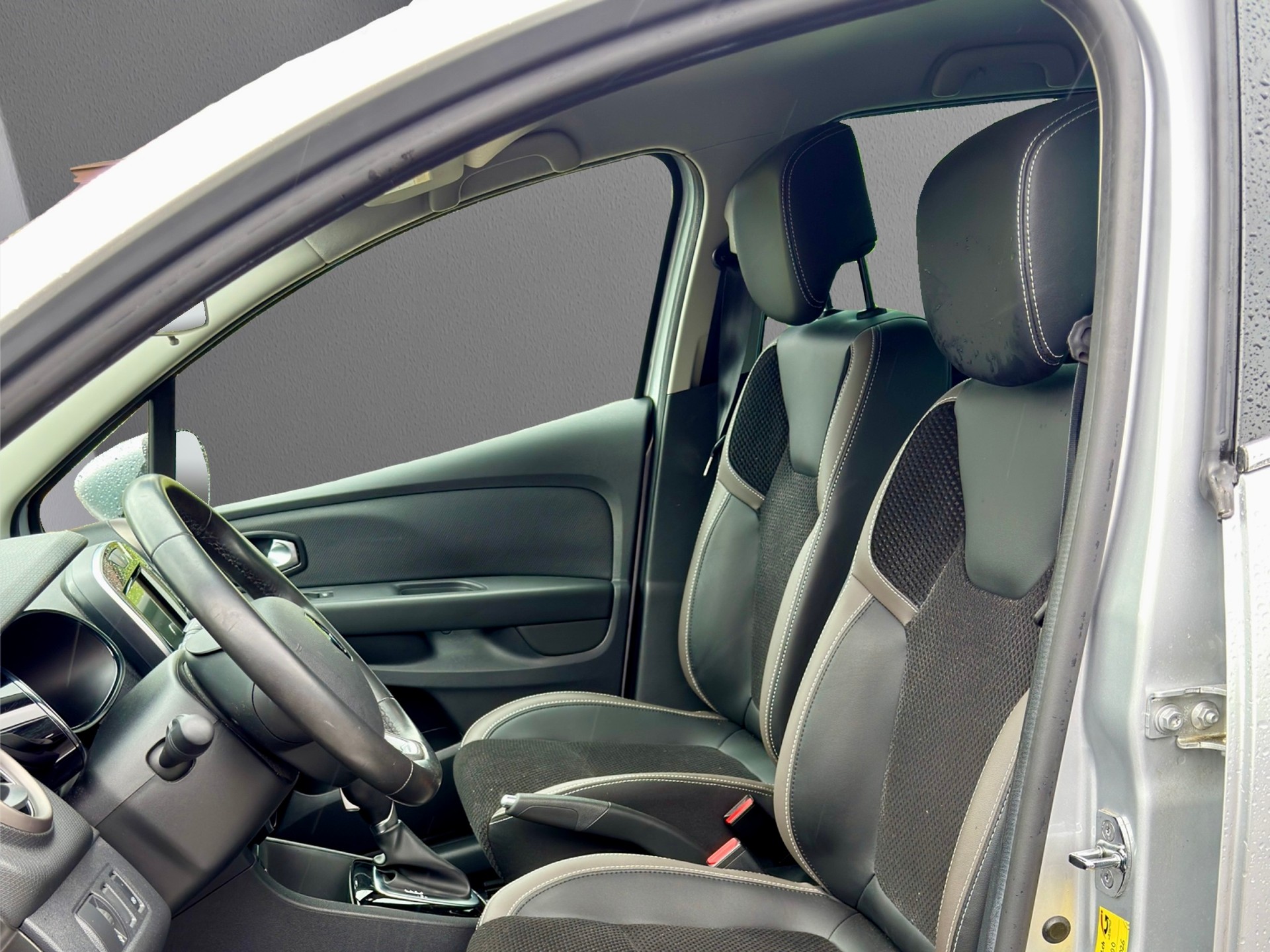 RENAULT Clio 1.2 16V T Swiss Edition EDC-image-9