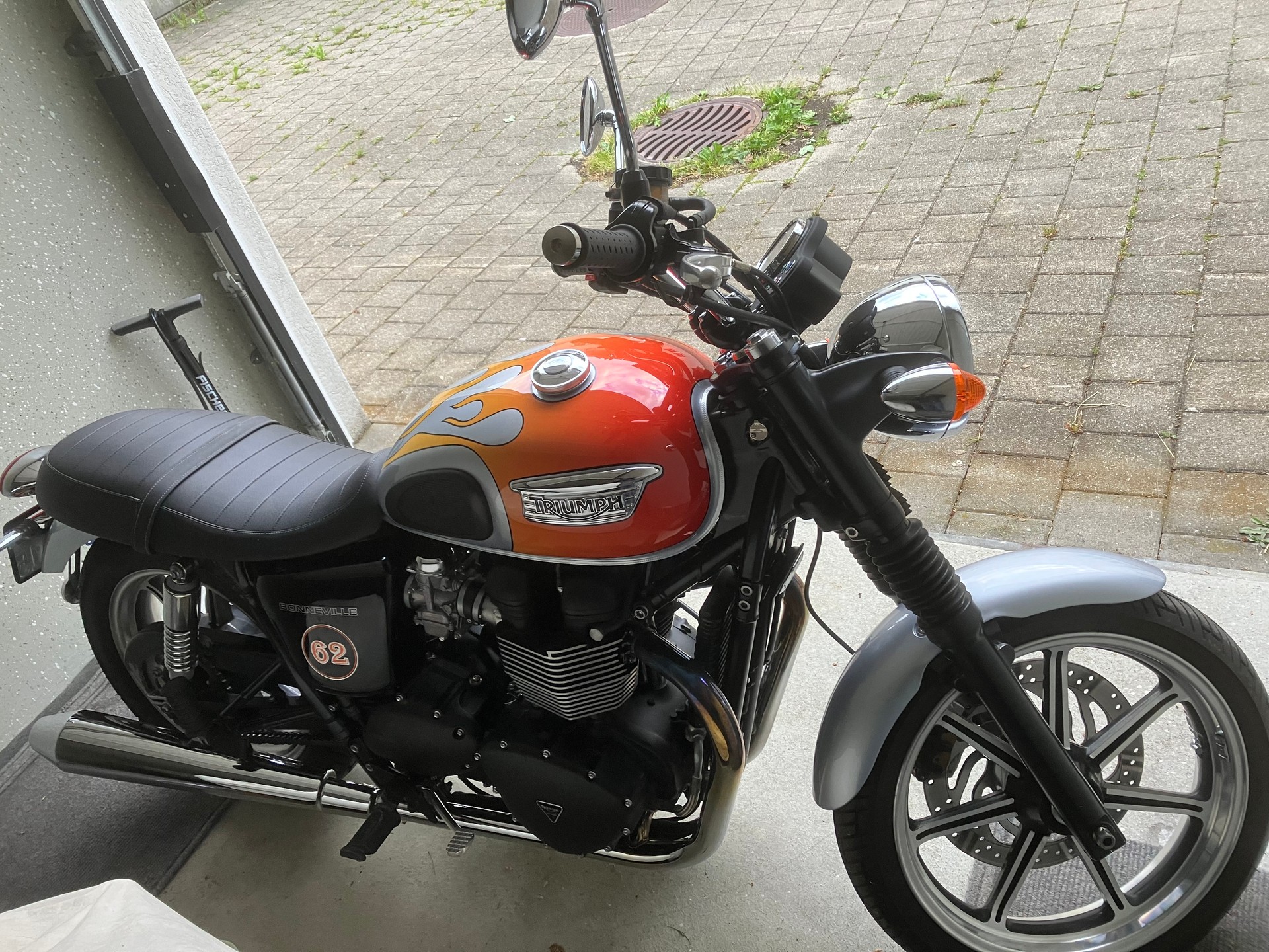 TRIUMPH Bonneville SE 900 i-image-0