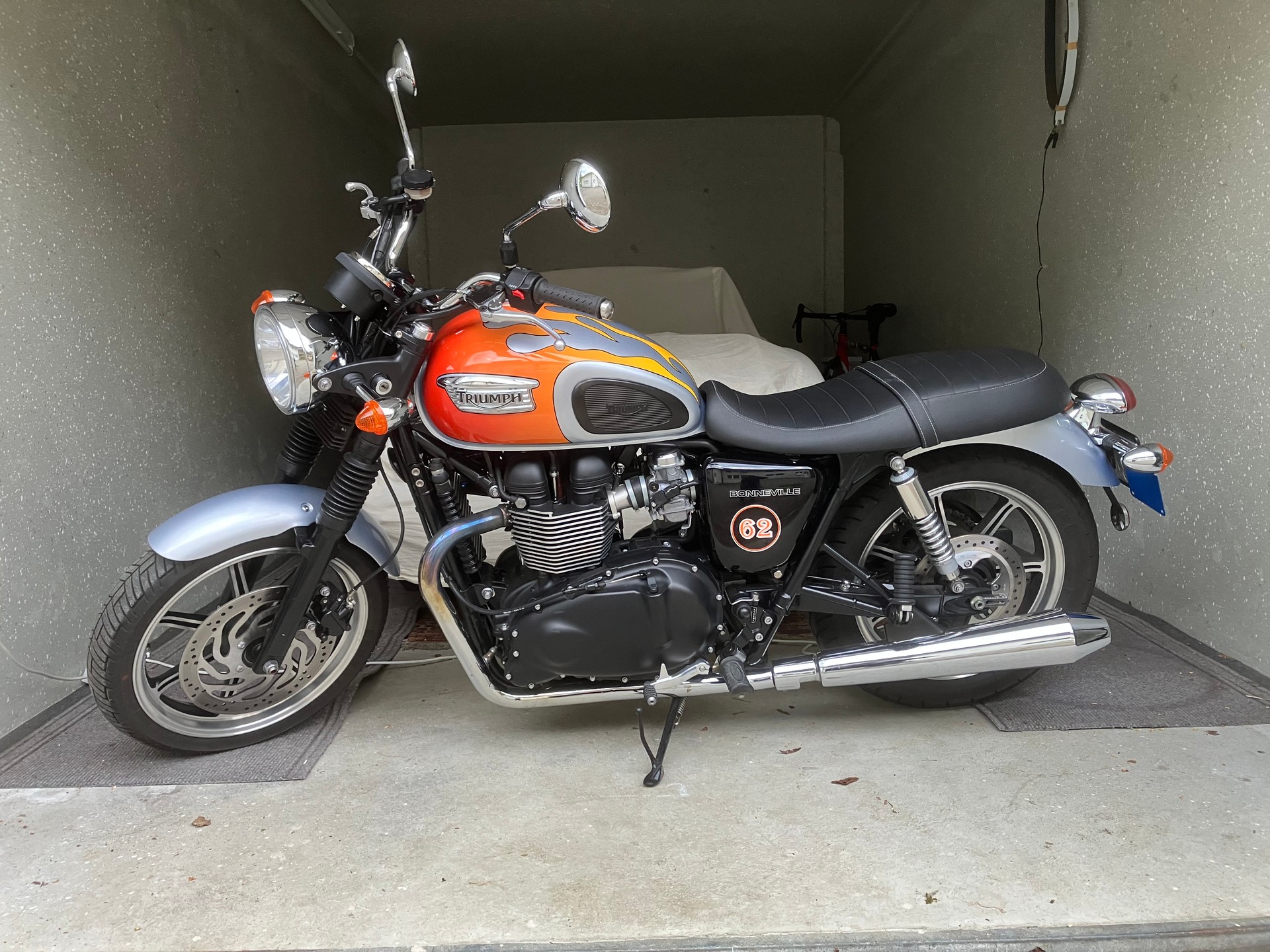 TRIUMPH Bonneville SE 900 i-image-1