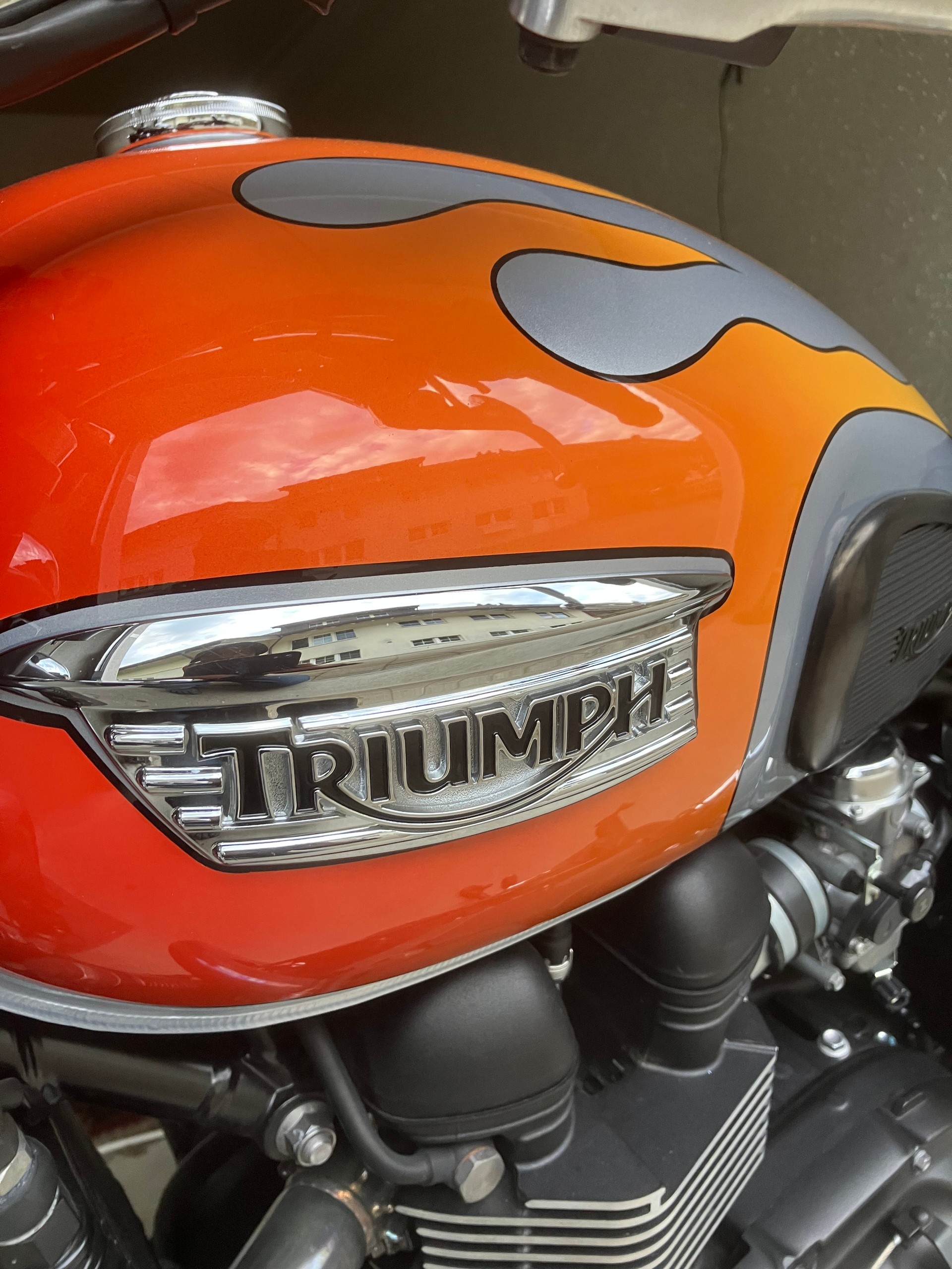 TRIUMPH Bonneville SE 900 i-image-2