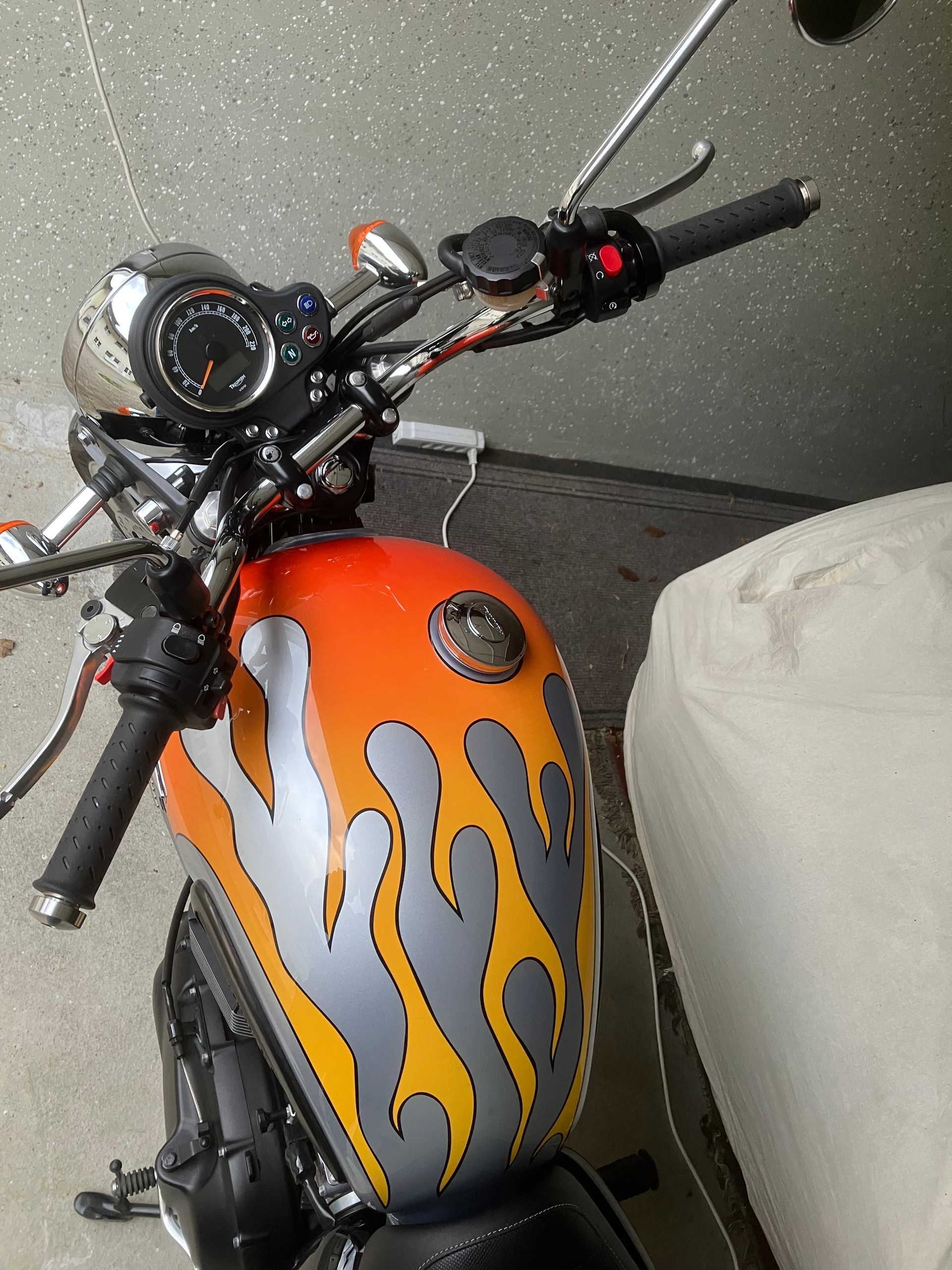 TRIUMPH Bonneville SE 900 i-image-3