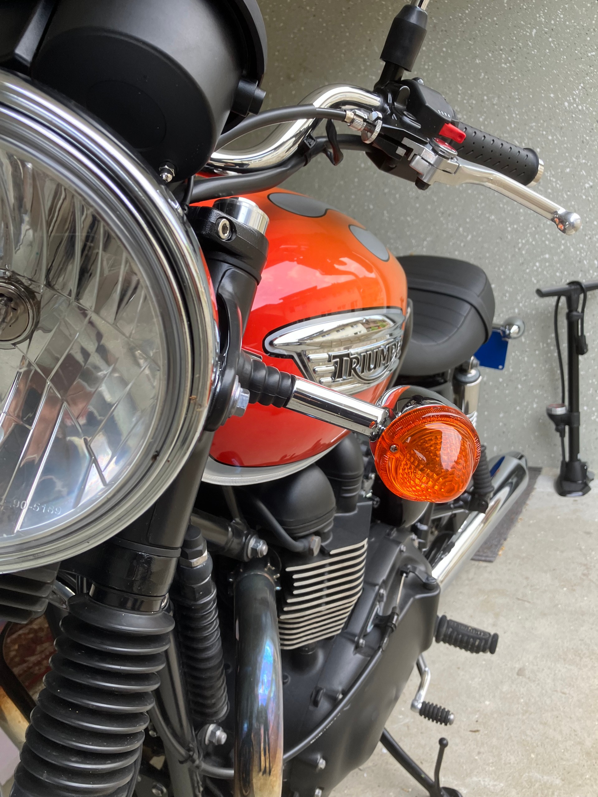 TRIUMPH Triumph Bonneville T100 SE Liebhaberstück mit Character-image-11