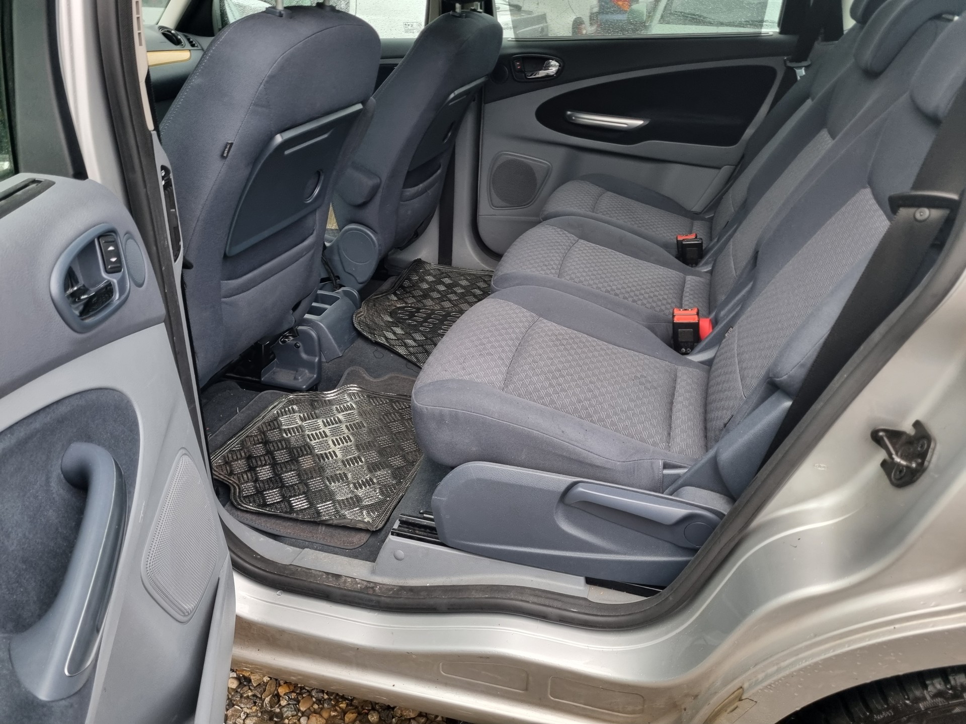 FORD Galaxy 2.0i Ghia-image-6