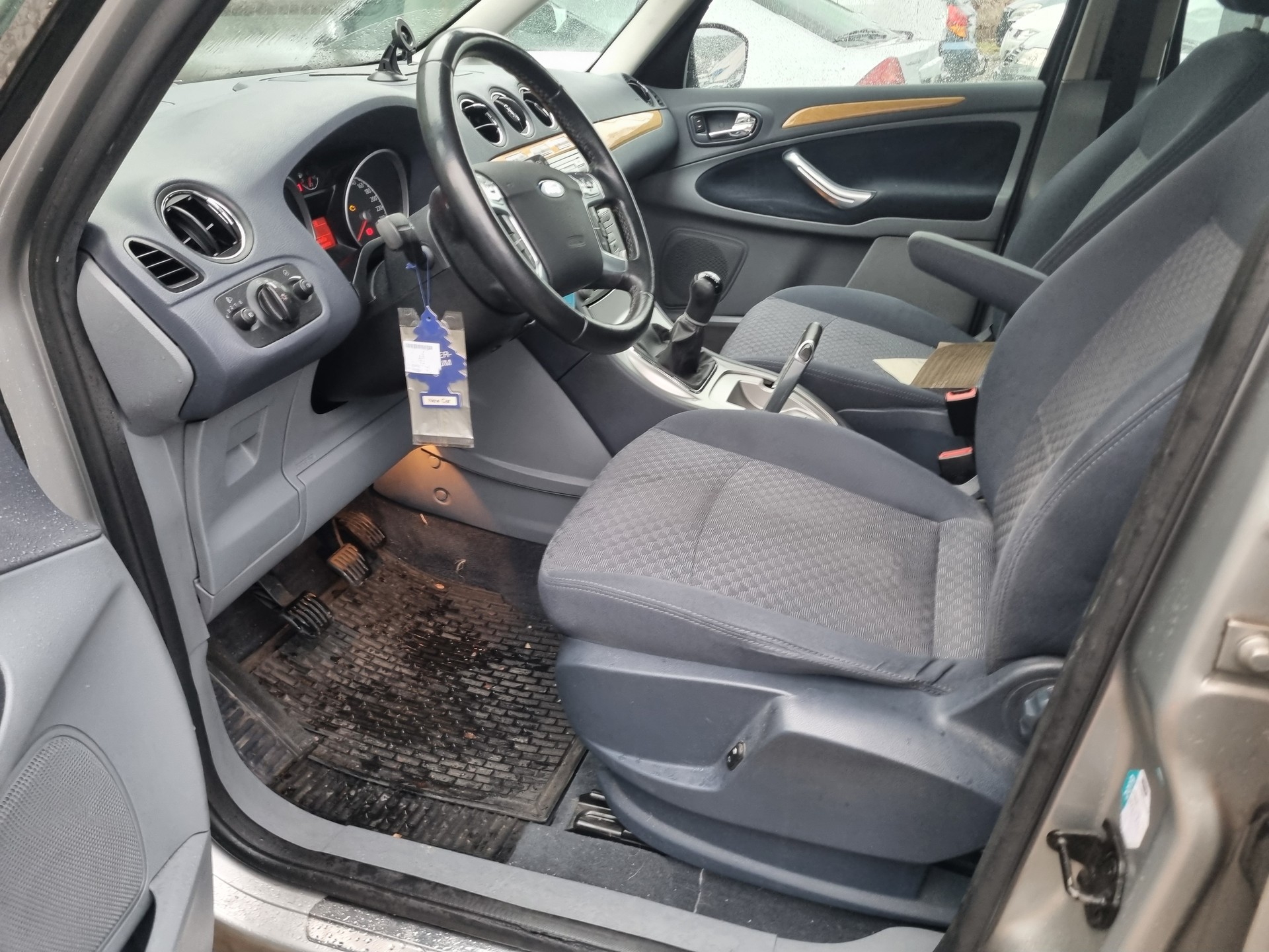 FORD Galaxy 2.0i Ghia-image-5