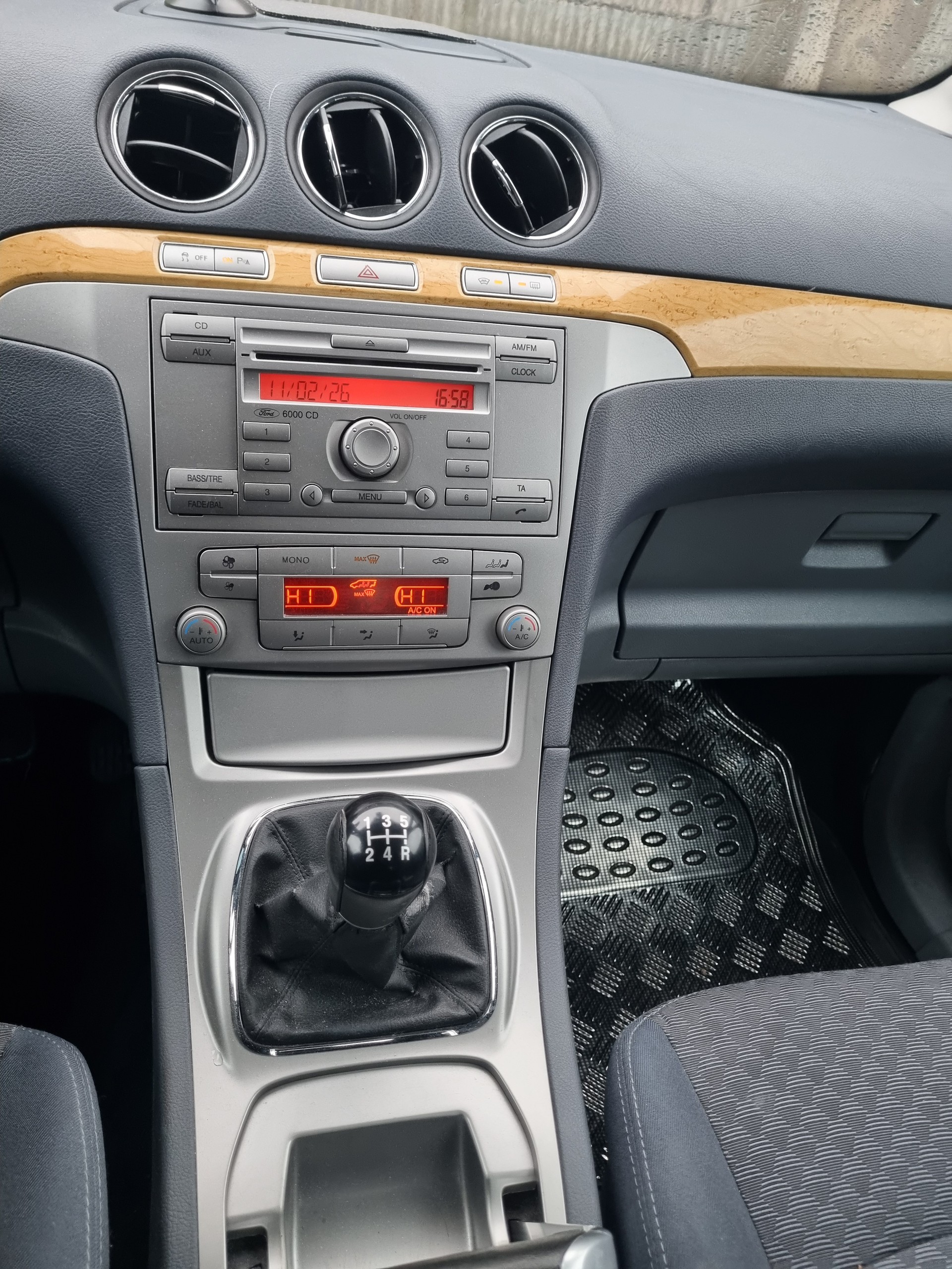 FORD Galaxy 2.0i Ghia-image-8