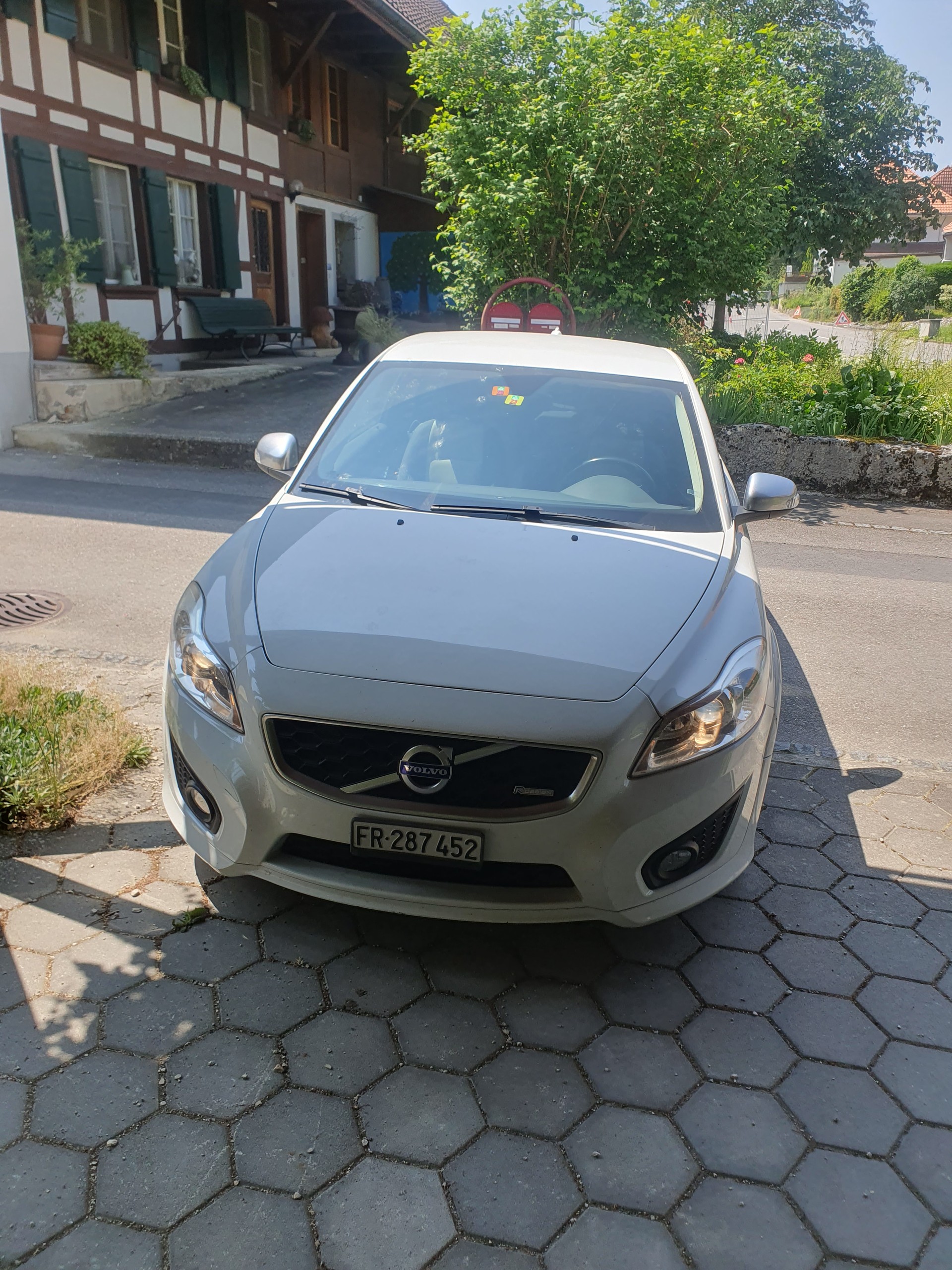 VOLVO R-Design-image-4