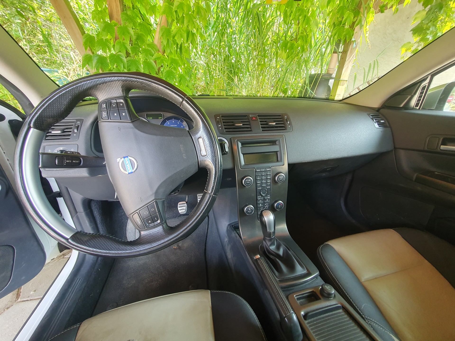 VOLVO R-Design-image-2