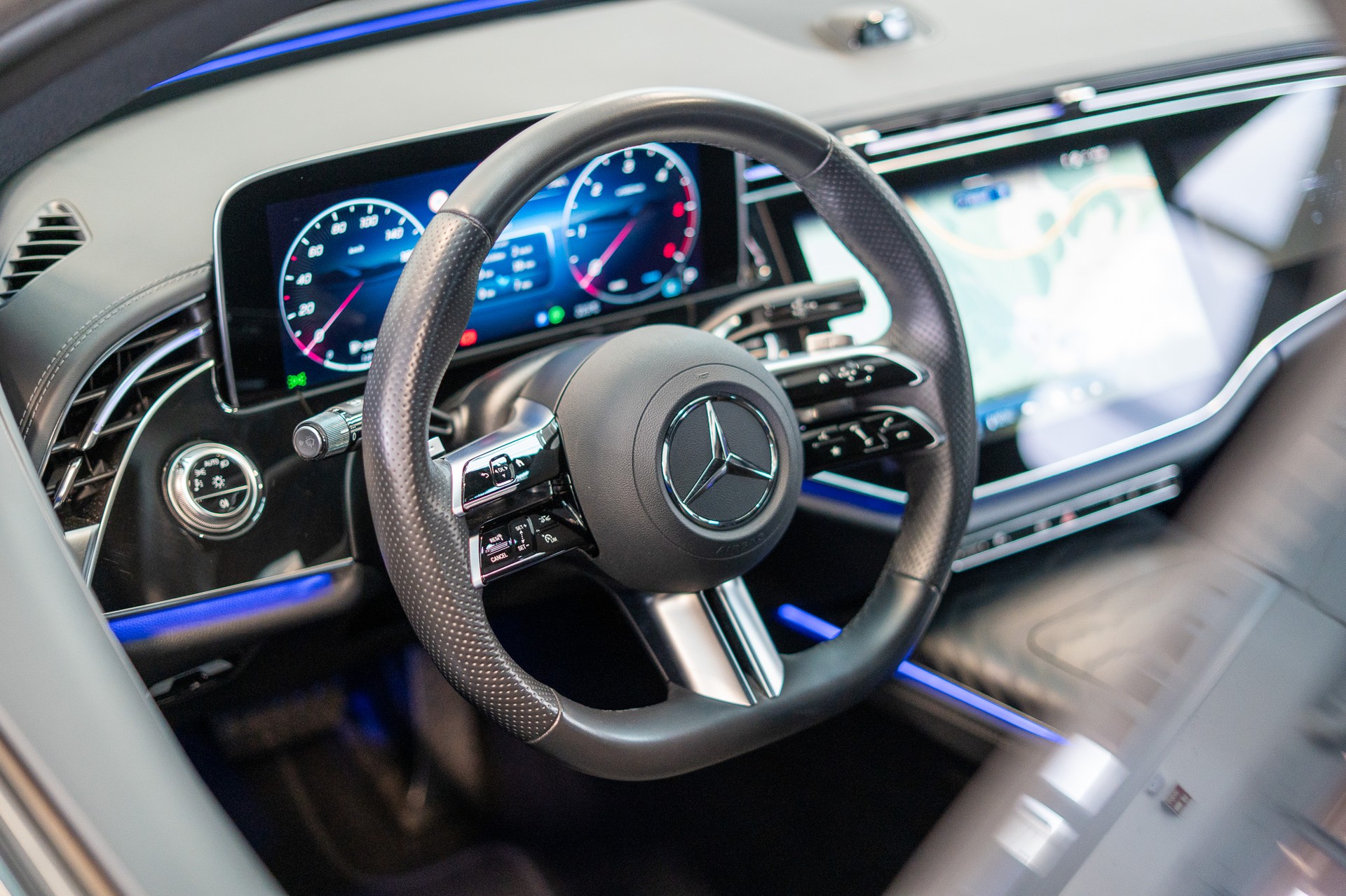MERCEDES-BENZ E 220 d AMG Line / Superscreen-Hyperscreen / 360° Kamera / 20" Felgen-image-7