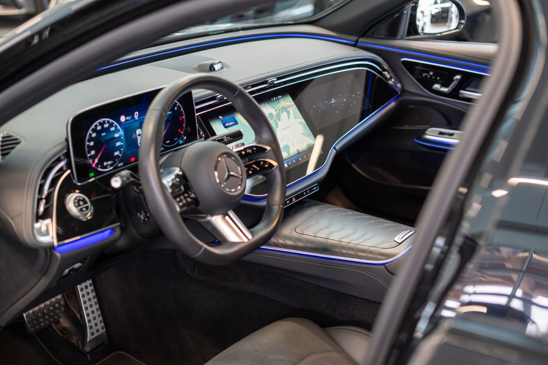 MERCEDES-BENZ E 220 d AMG Line / Superscreen-Hyperscreen / 360° Kamera / 20" Felgen-image-8