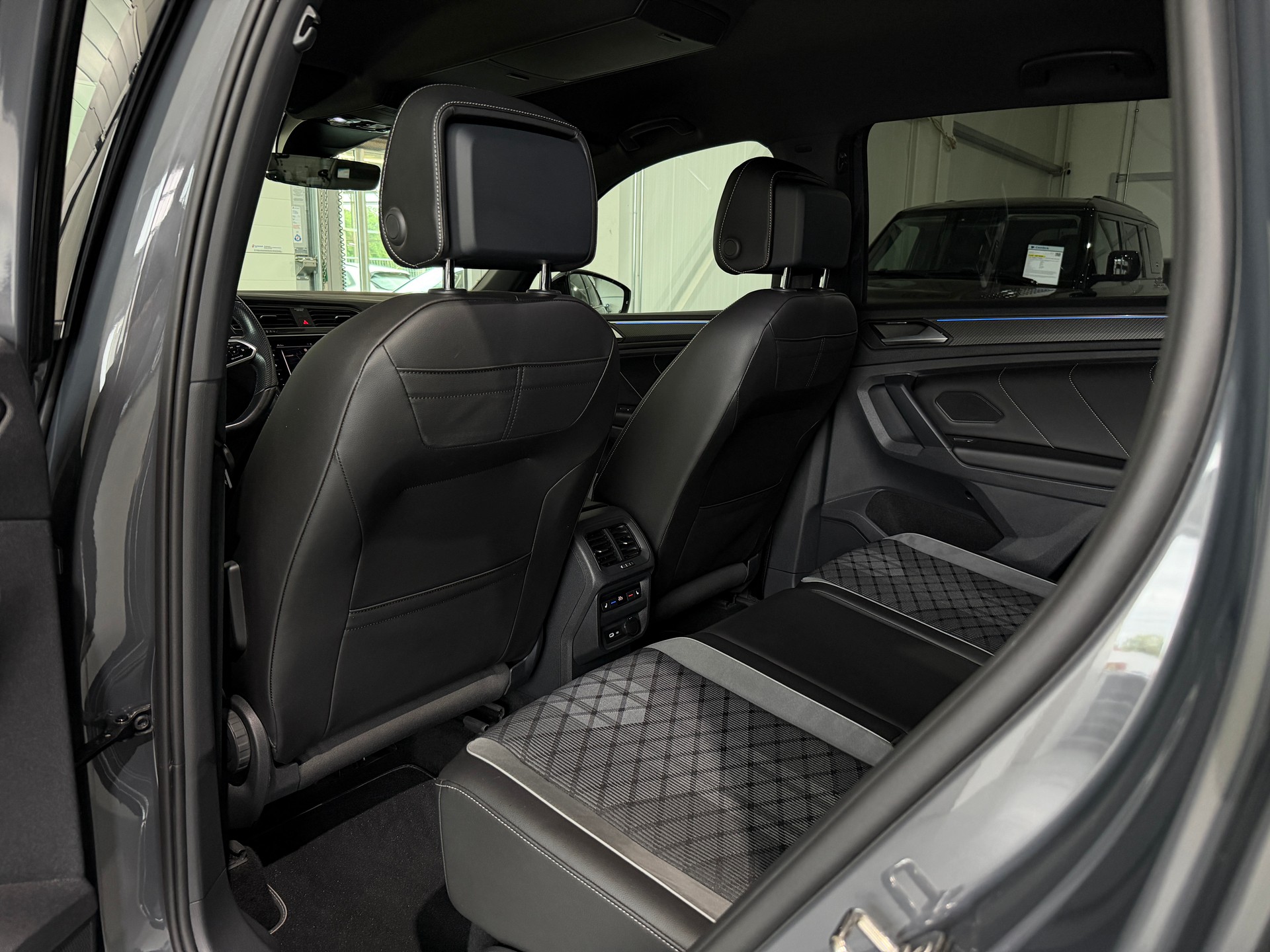 VW Tiguan 2.0TSI R-Line 4Motion DSG (CH) Black Style-image-18