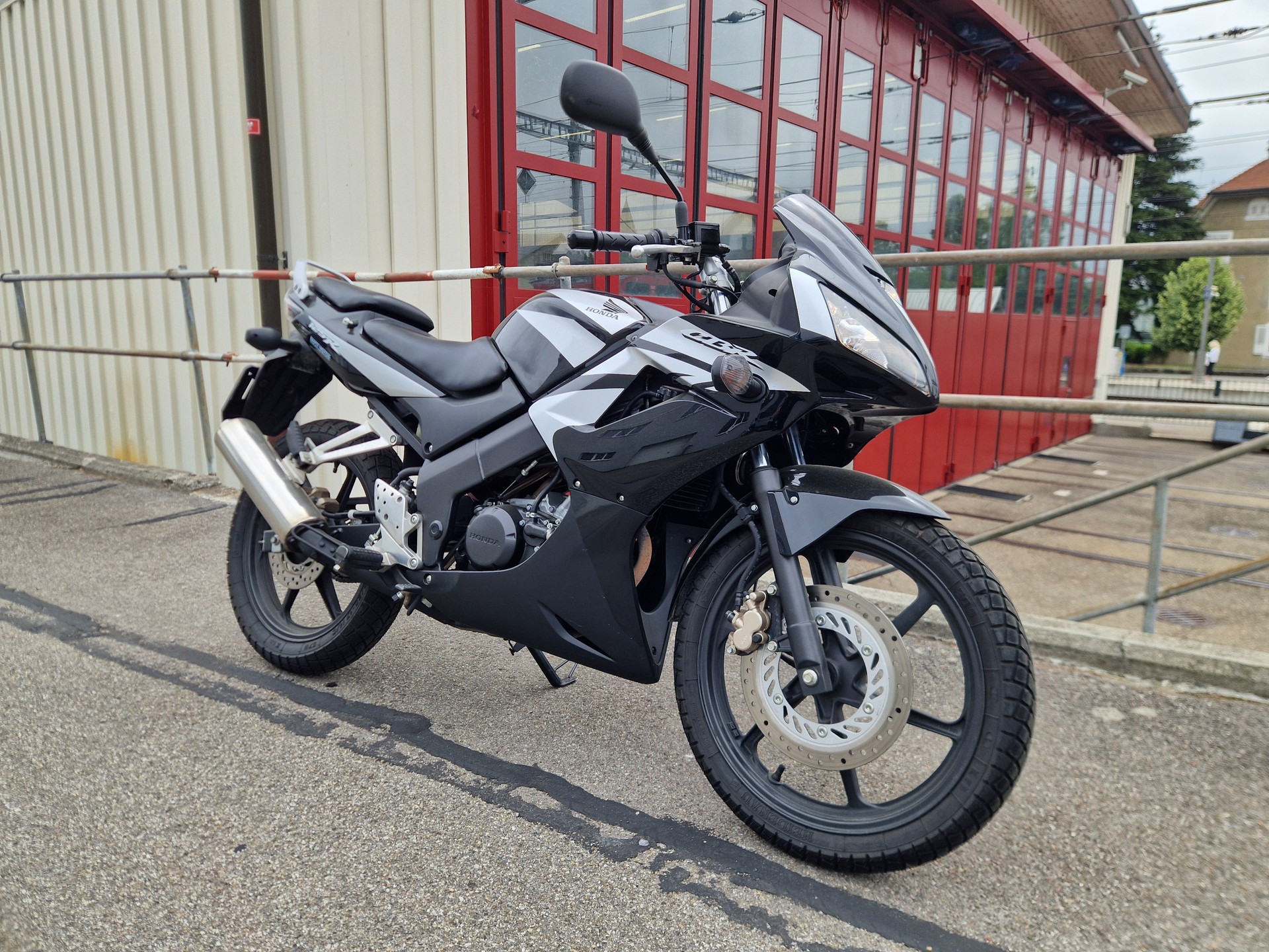 HONDA CBR 125 R-image-1