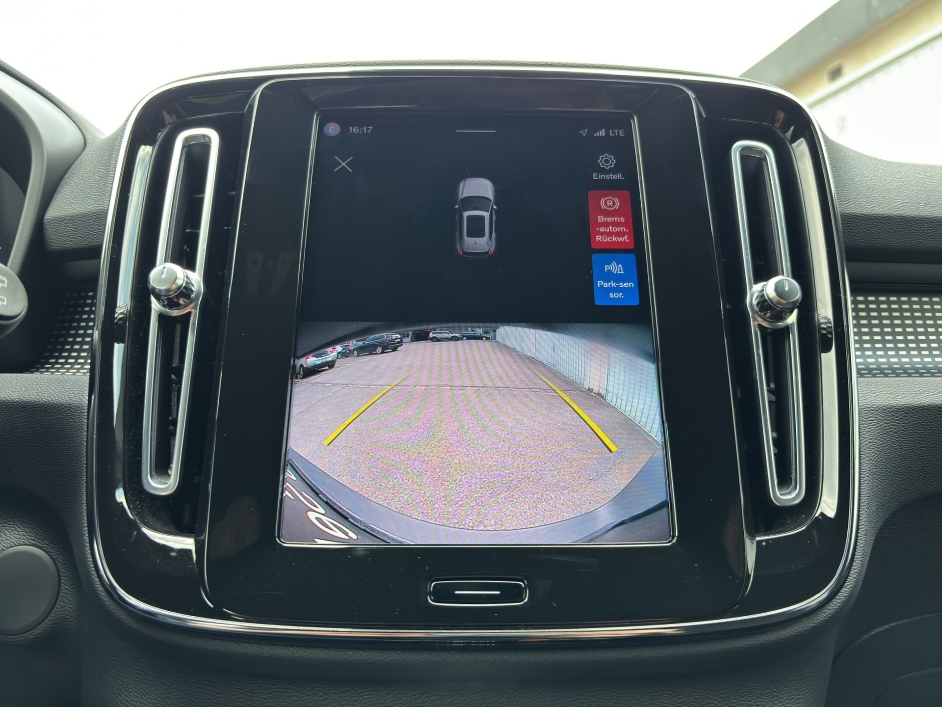 VOLVO XC40 P8 Twin Plus AWD-image-16