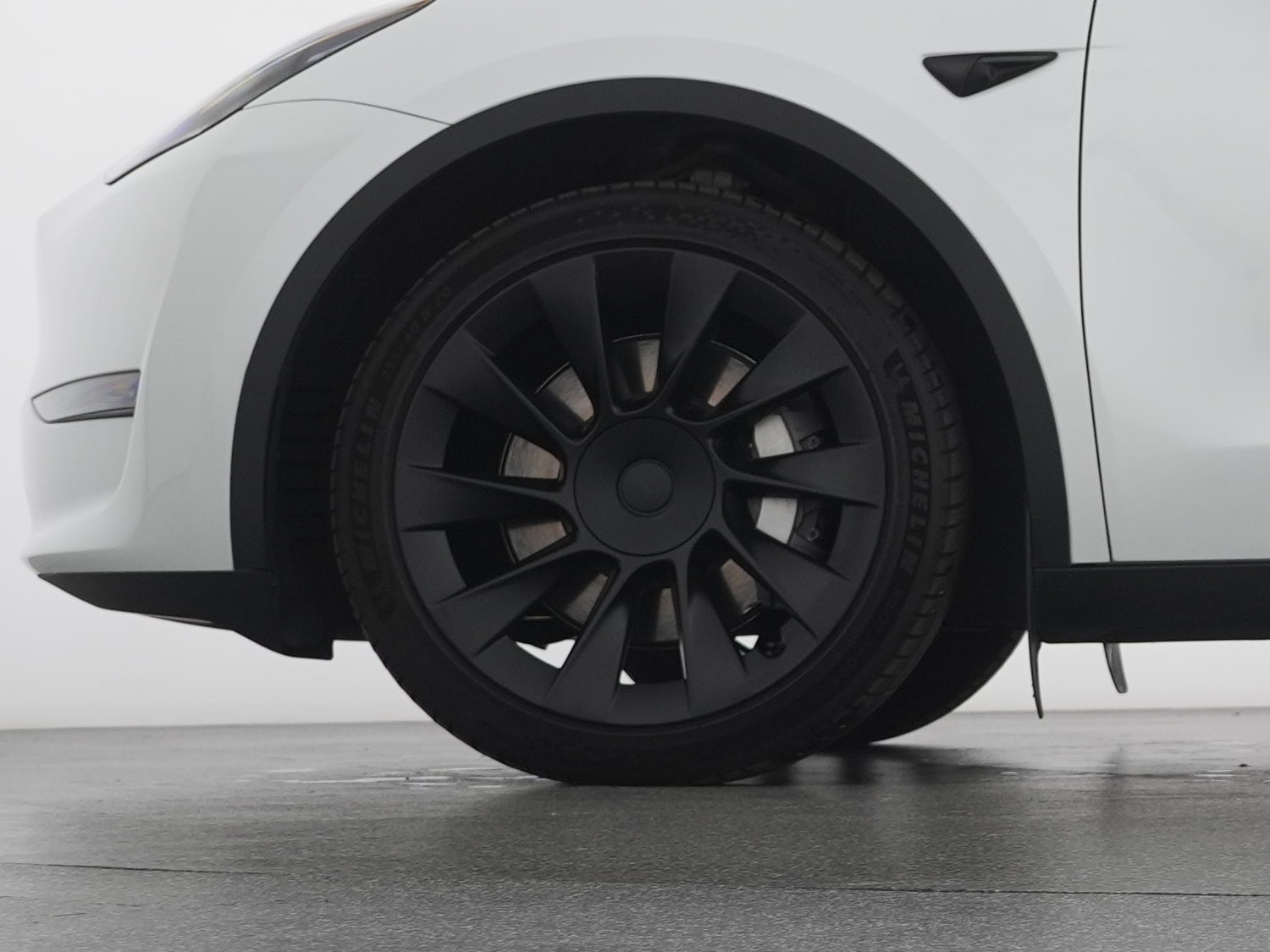TESLA Model Y Long Range-showroom-element-1