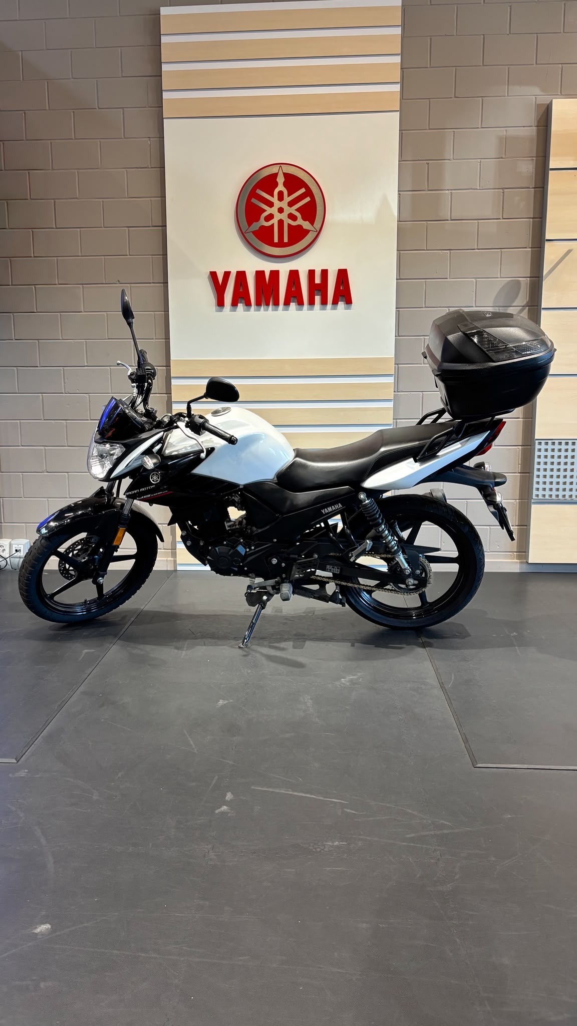 YAMAHA YS 125 UBS-image-1
