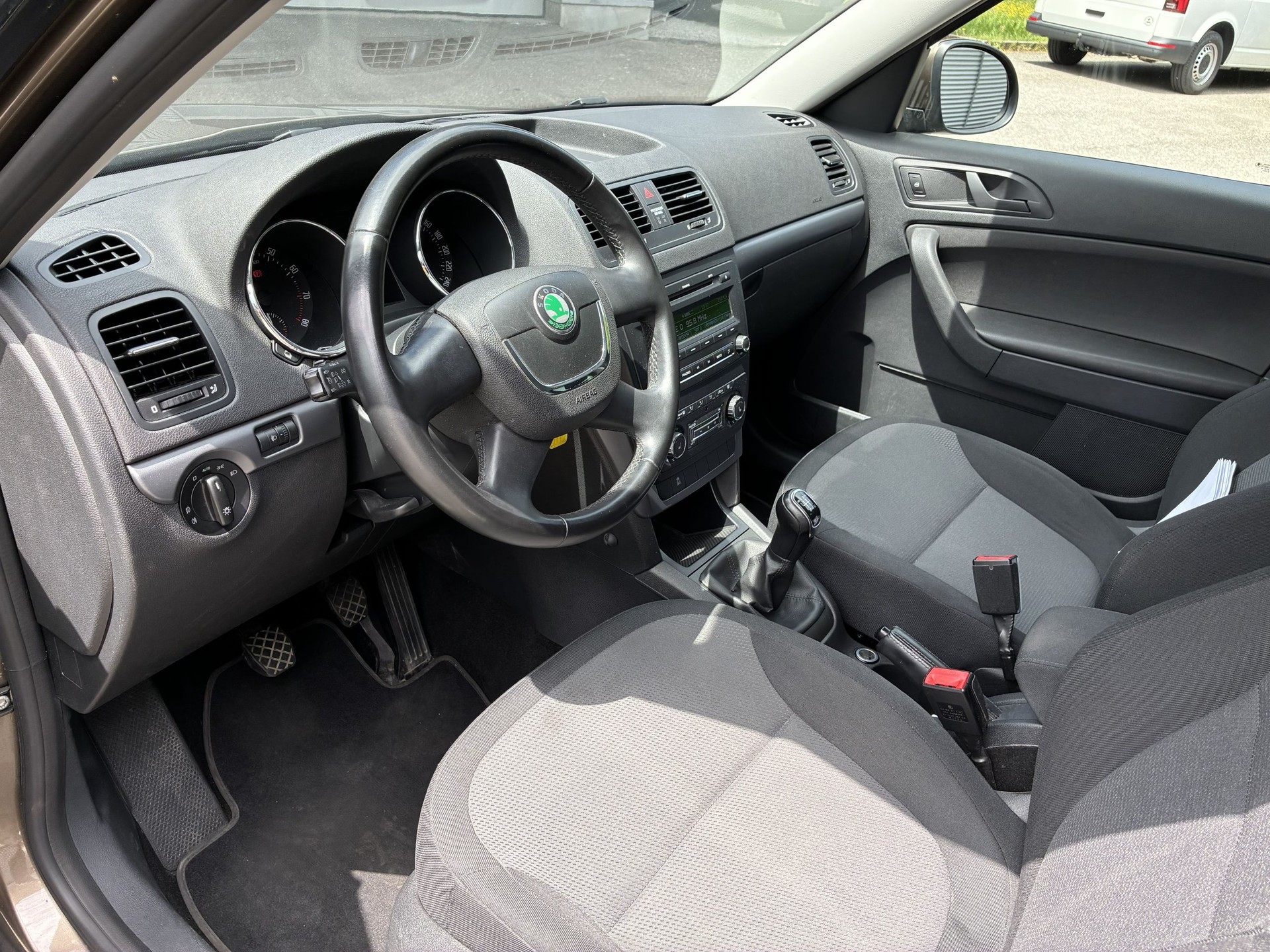 SKODA Yeti 1.8 TSI Active 4x4-image-13