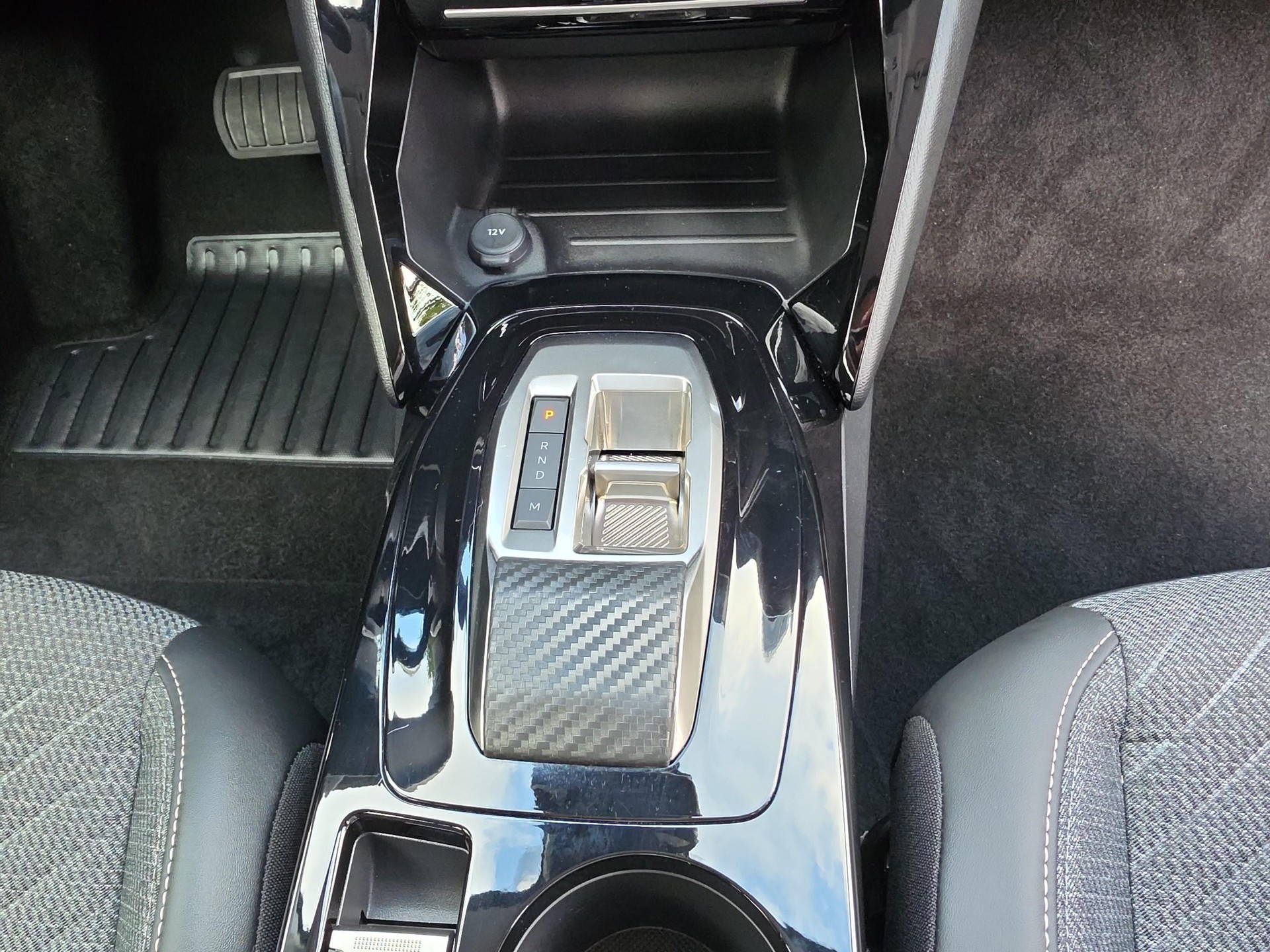 PEUGEOT 208 1.2 Hybrid Allure Premium-image-15