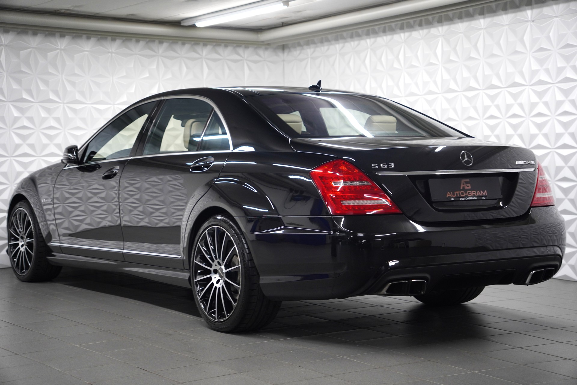 MERCEDES-BENZ S 63 AMG 7G-Tronic-showroom-element-2