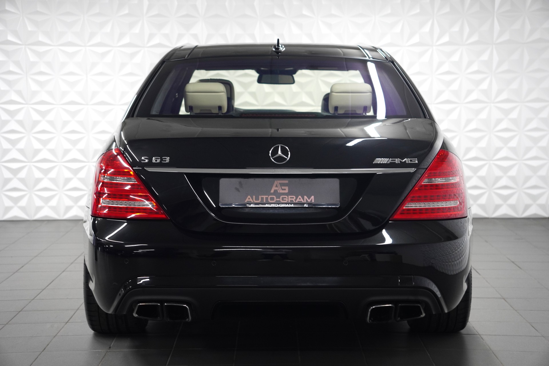 MERCEDES-BENZ S 63 AMG 7G-Tronic-showroom-element-3
