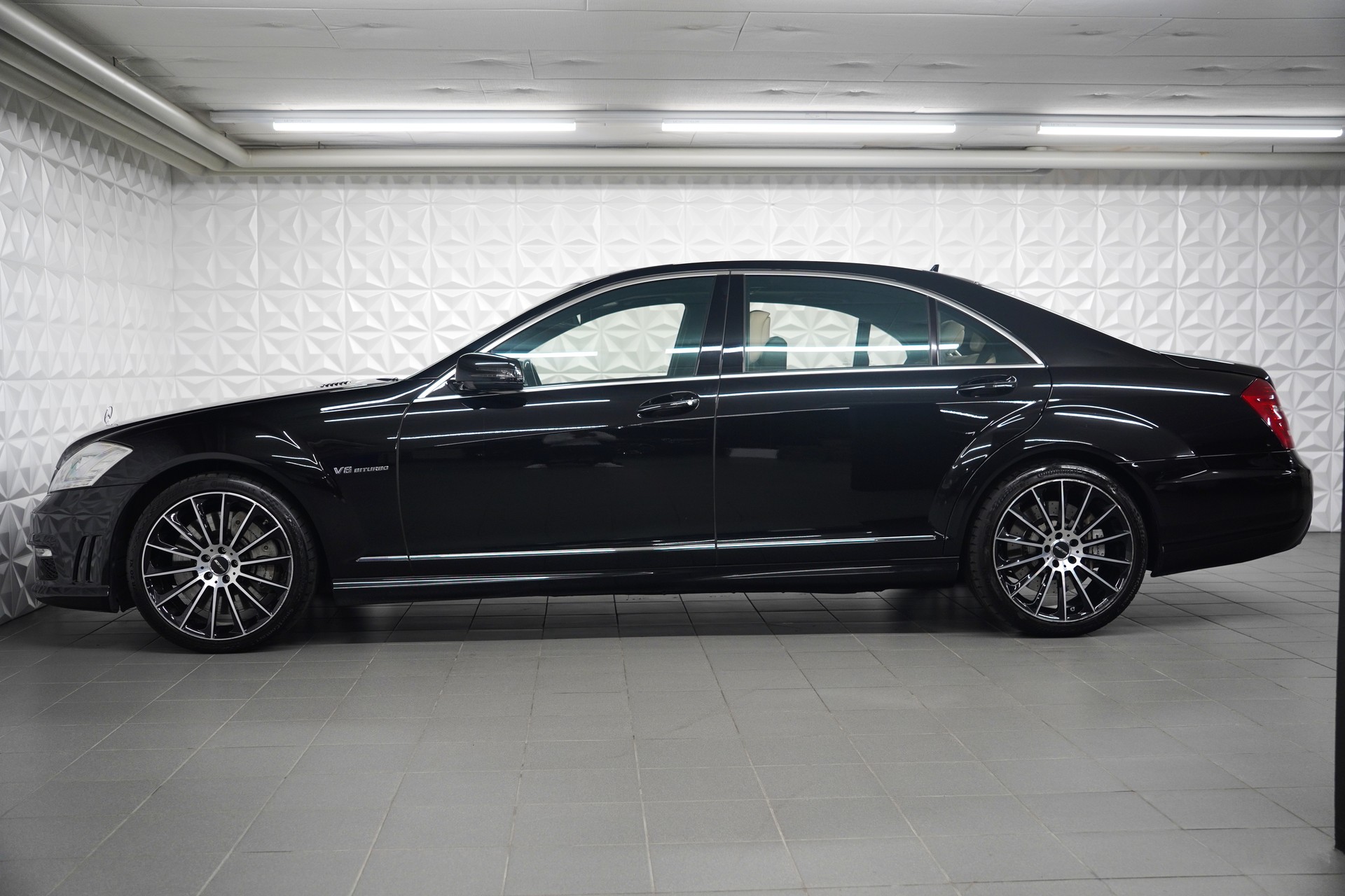 MERCEDES-BENZ S 63 AMG 7G-Tronic-showroom-element-1