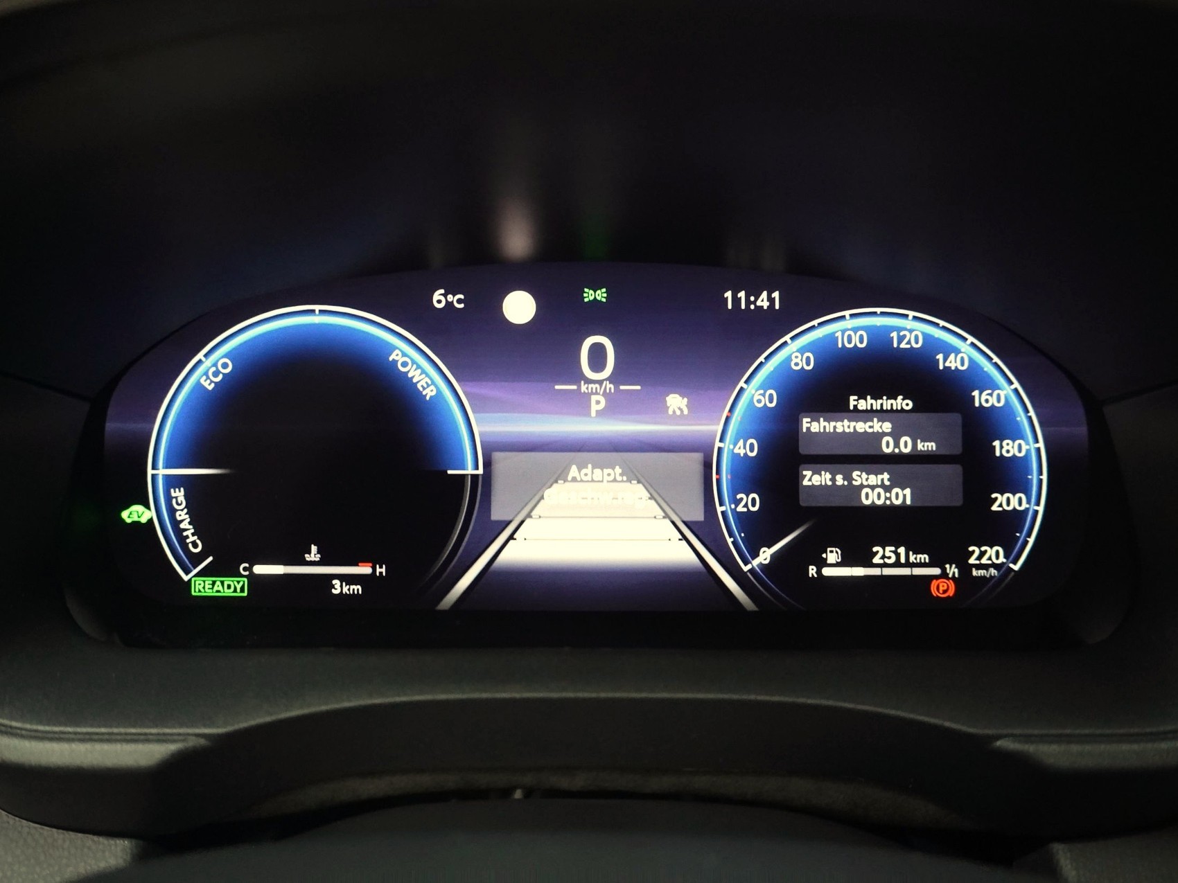 TOYOTA Yaris 1.5 VVT-i HSD Premium ** Panorama-Glasdach **-image-9