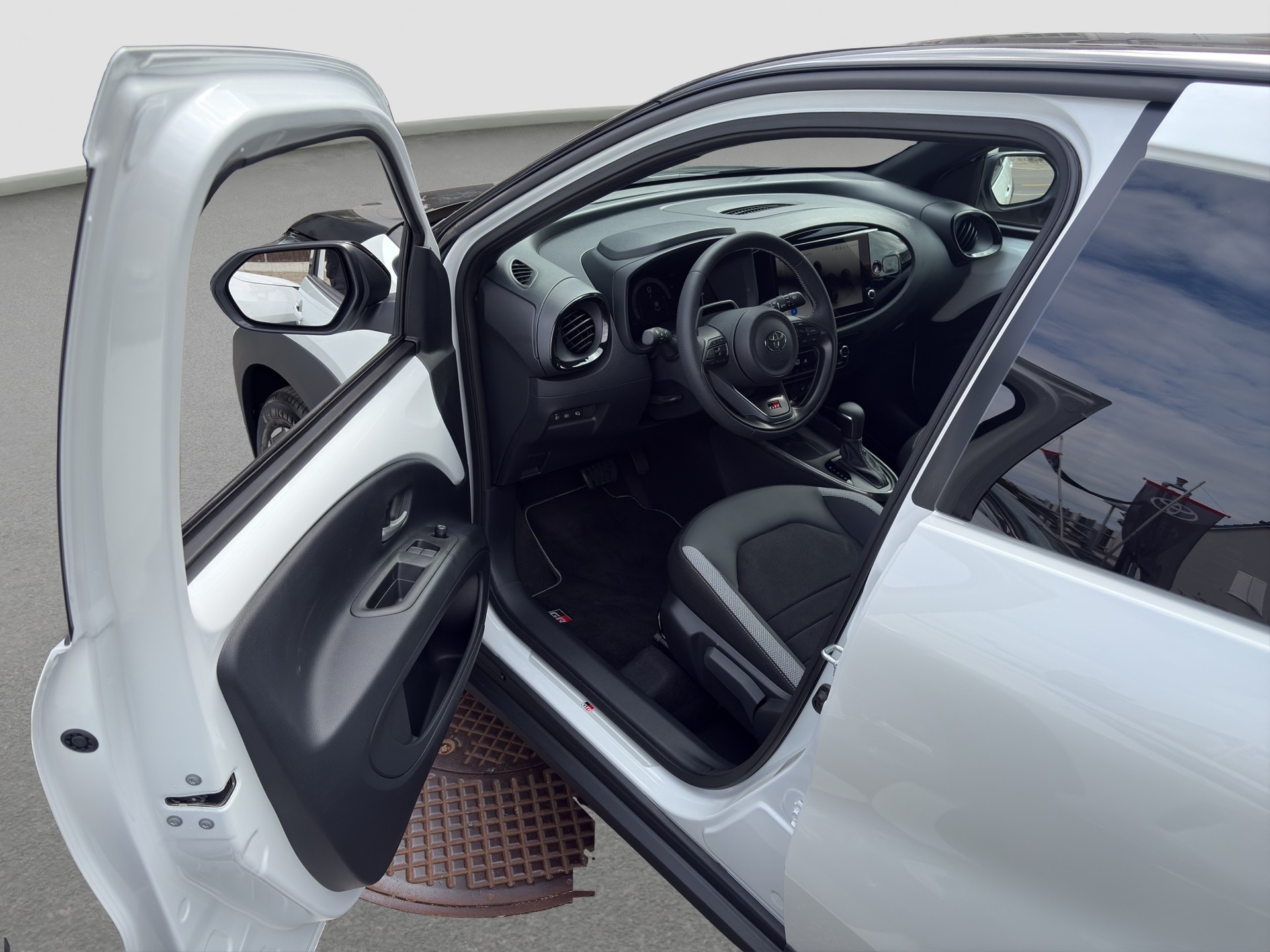 TOYOTA Aygo X 1.5 GR Sport e-CVT-image-16