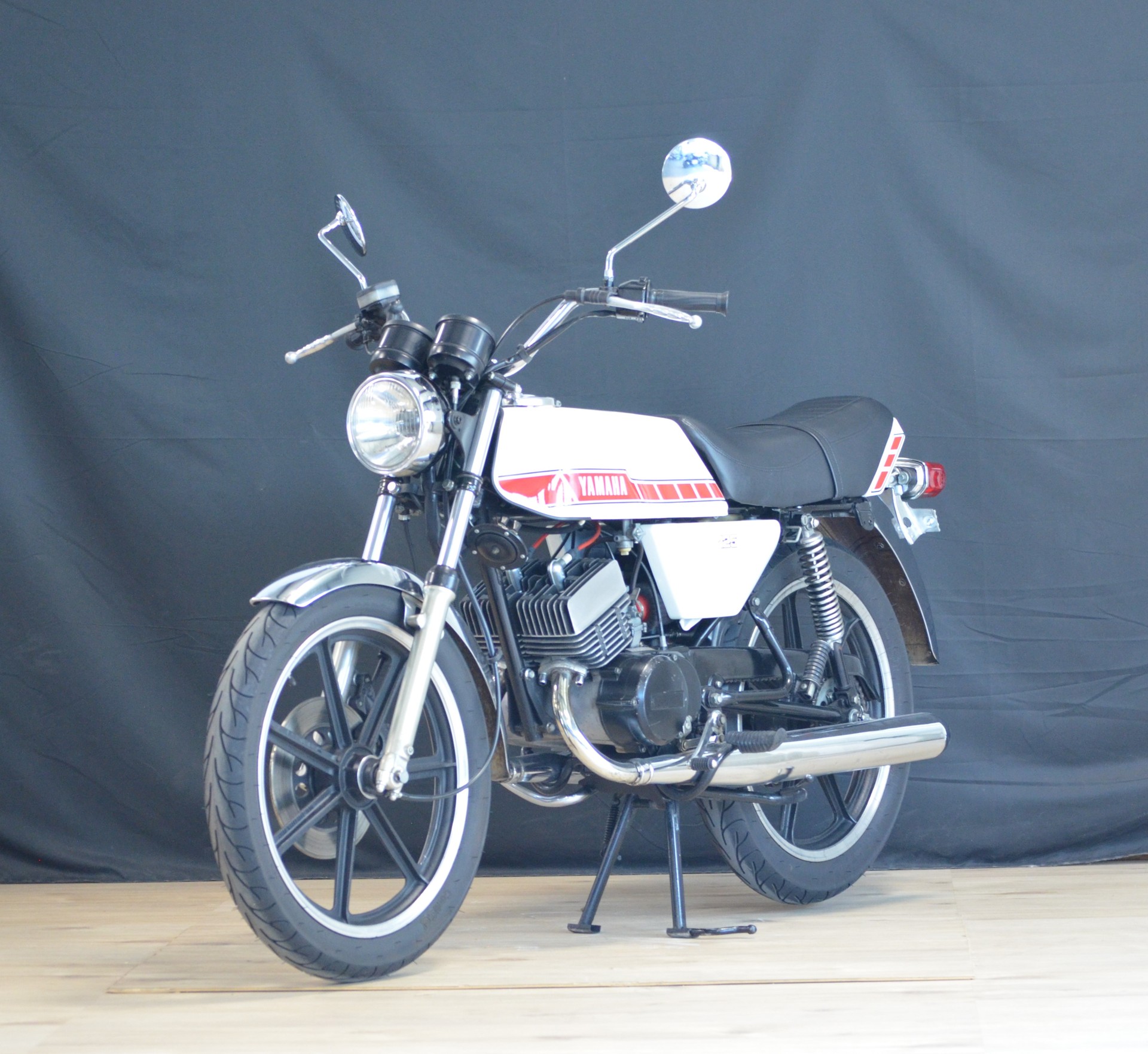 YAMAHA RD 125-showroom-element-1