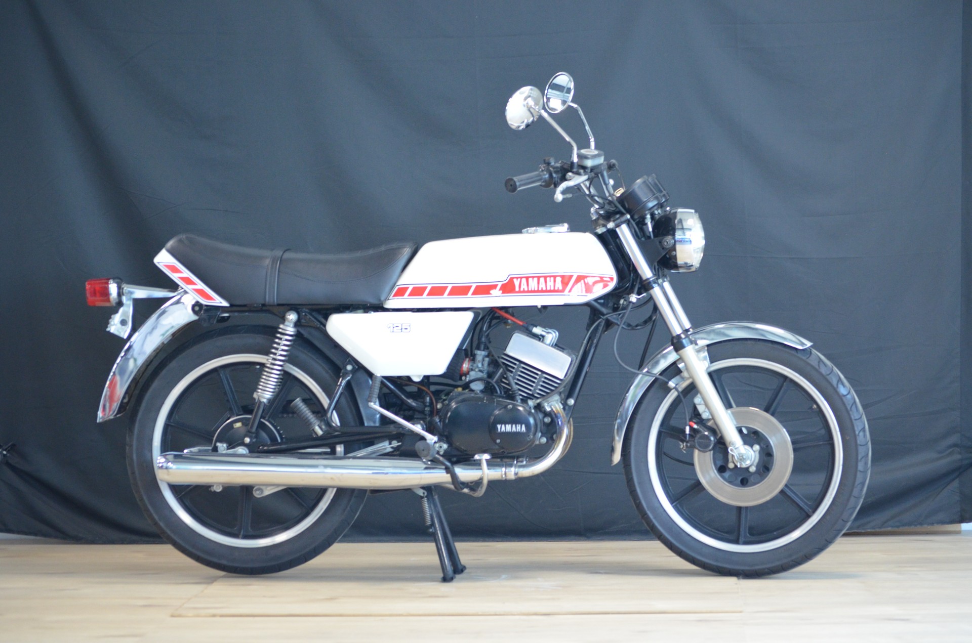 YAMAHA RD 125-showroom-element-3