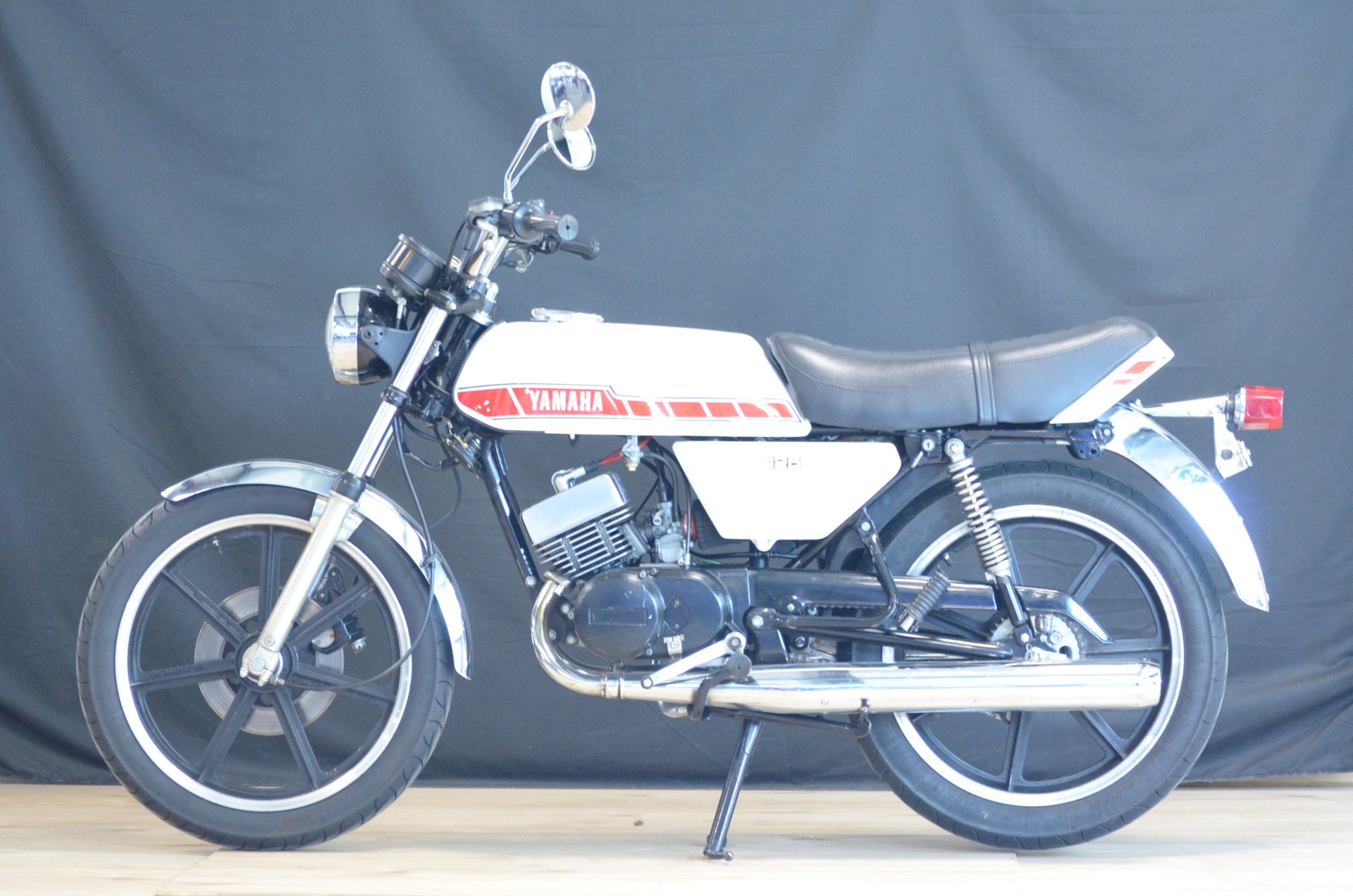 YAMAHA RD 125-showroom-element-2