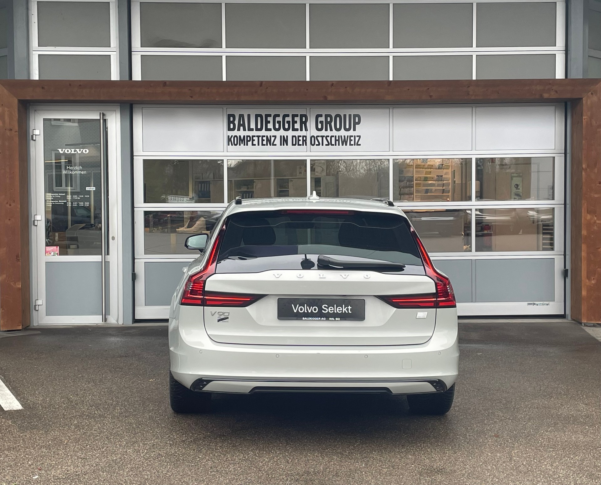 VOLVO V90 T8 AWD R-Design-image-9