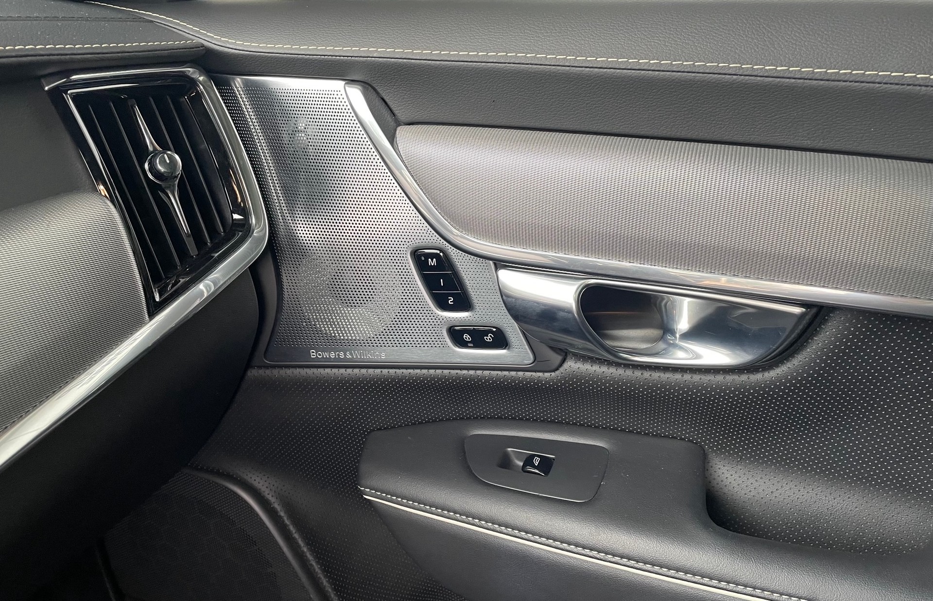 VOLVO V90 T8 AWD R-Design-image-13