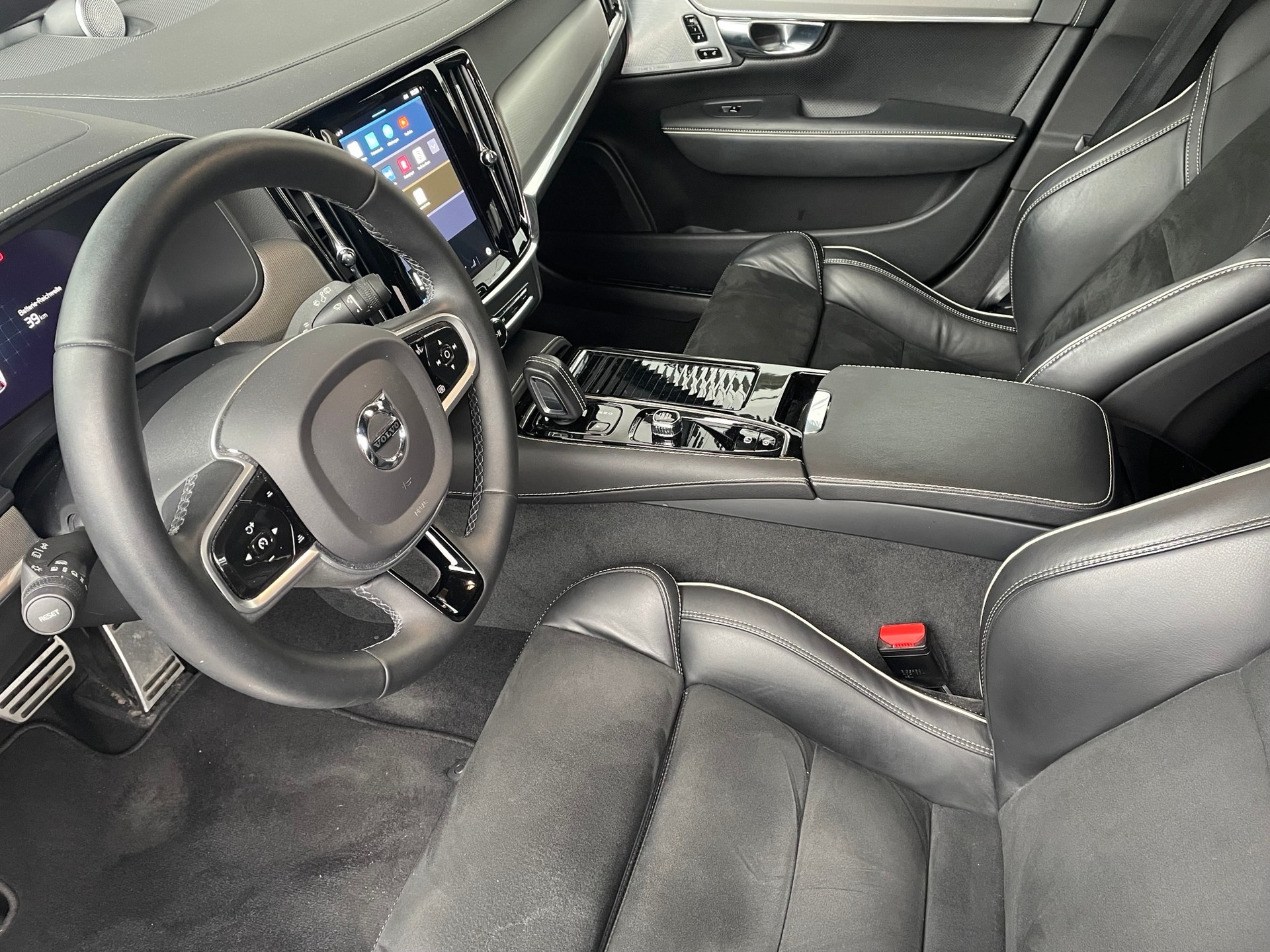 VOLVO V90 T8 AWD R-Design-showroom-element-3