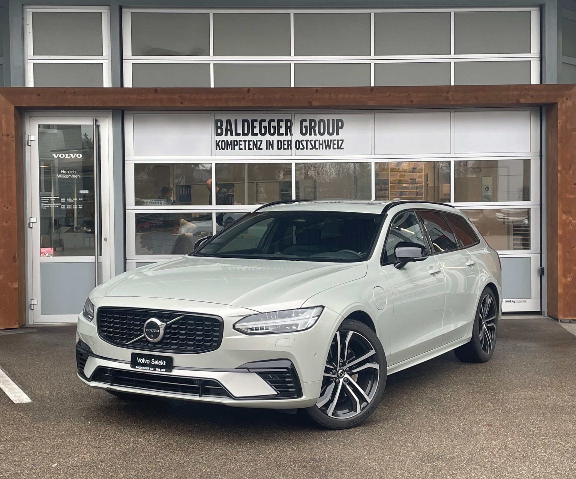 VOLVO V90 T8 AWD R-Design