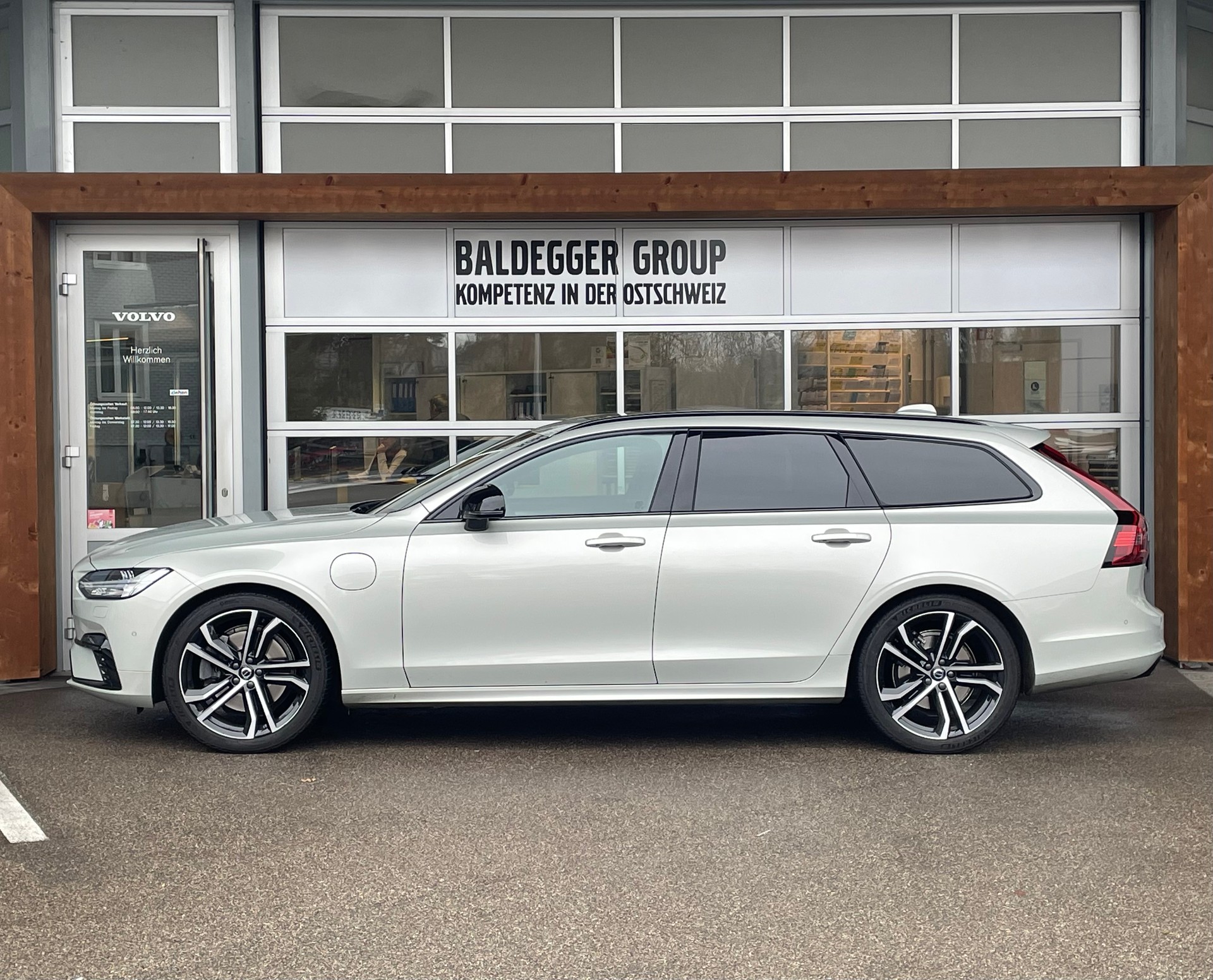 VOLVO V90 T8 AWD R-Design-image-8