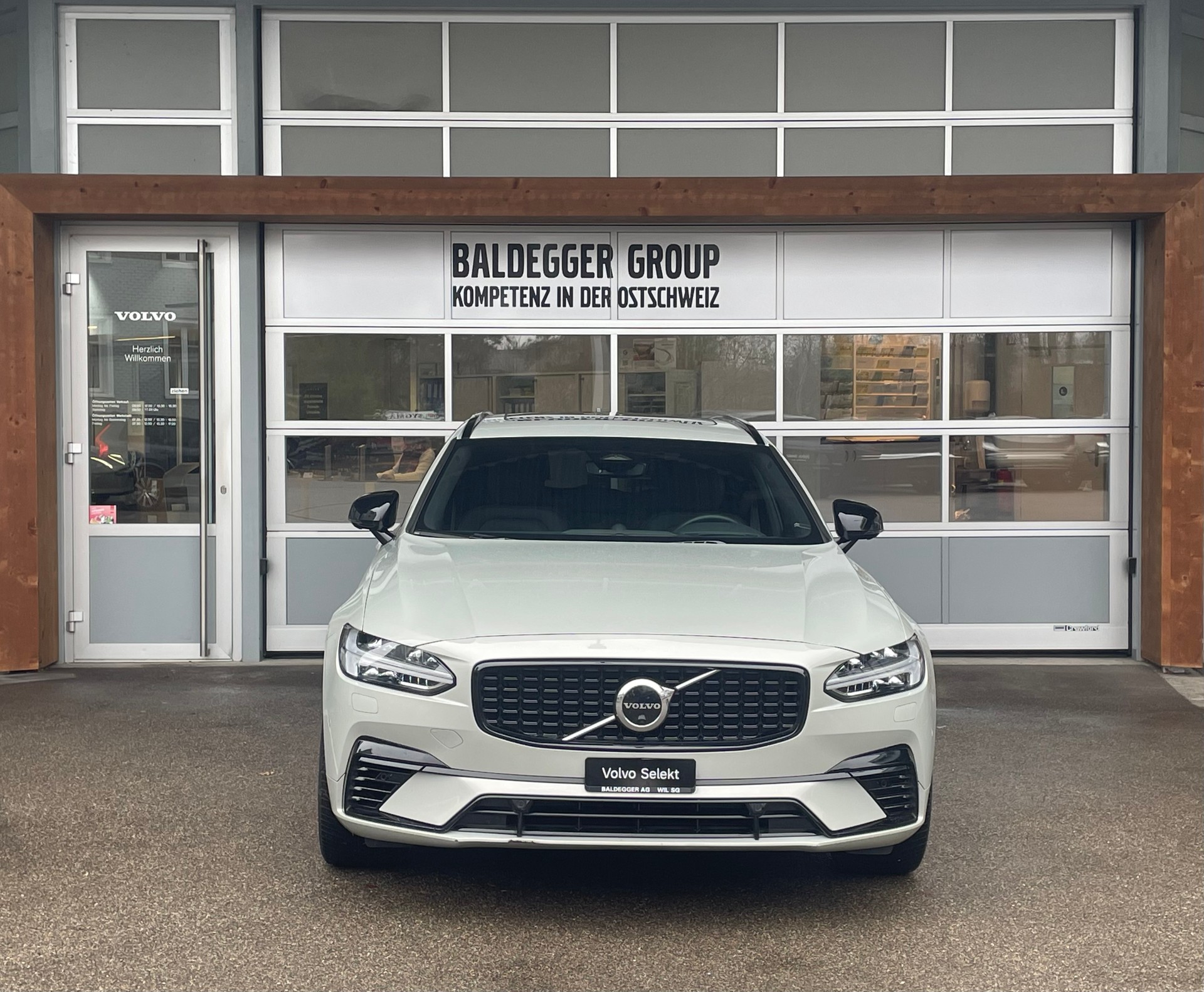 VOLVO V90 T8 AWD R-Design-image-7