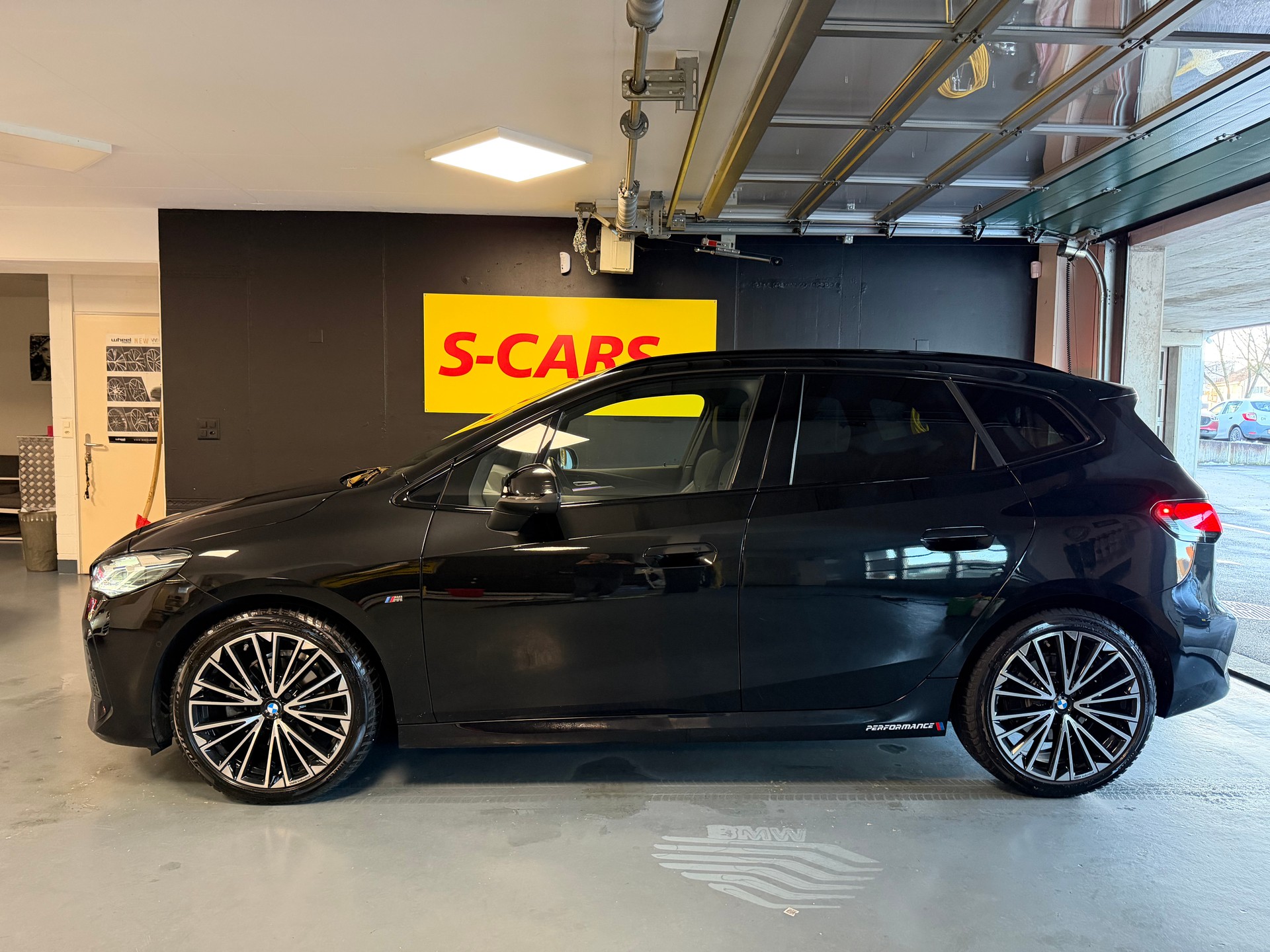 BMW 220i Active Tourer M Sport DKG-showroom-element-2