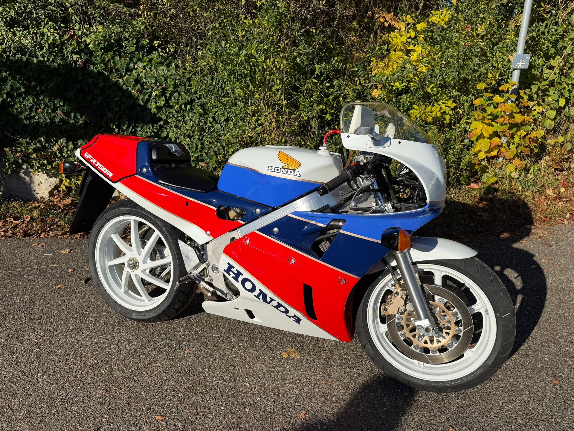HONDA R / RC30-image-0