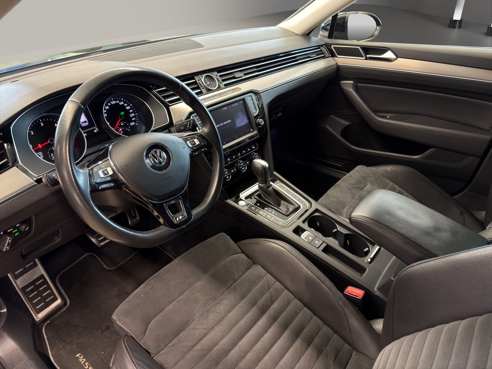 VW Passat Variant 2.0 TDI SCR BMT Sport DSG-image-8