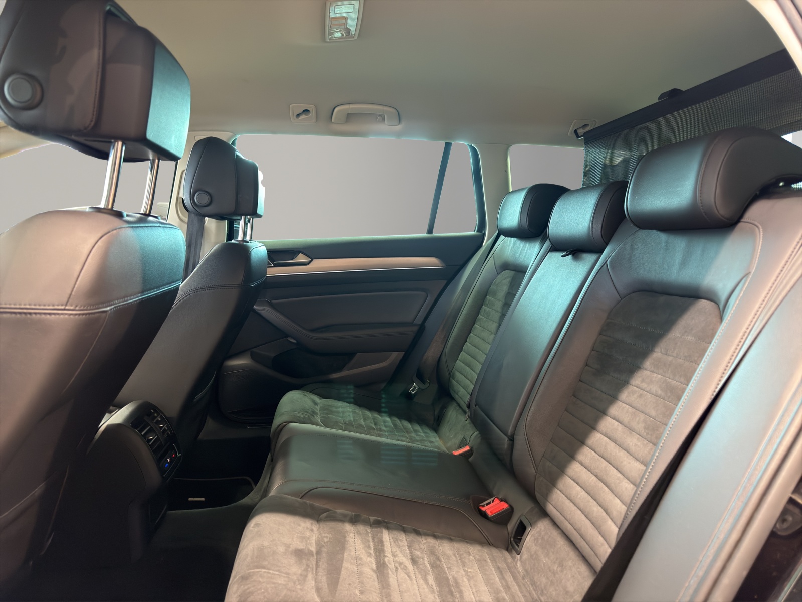 VW Passat Variant 2.0 TDI SCR BMT Sport DSG-image-11