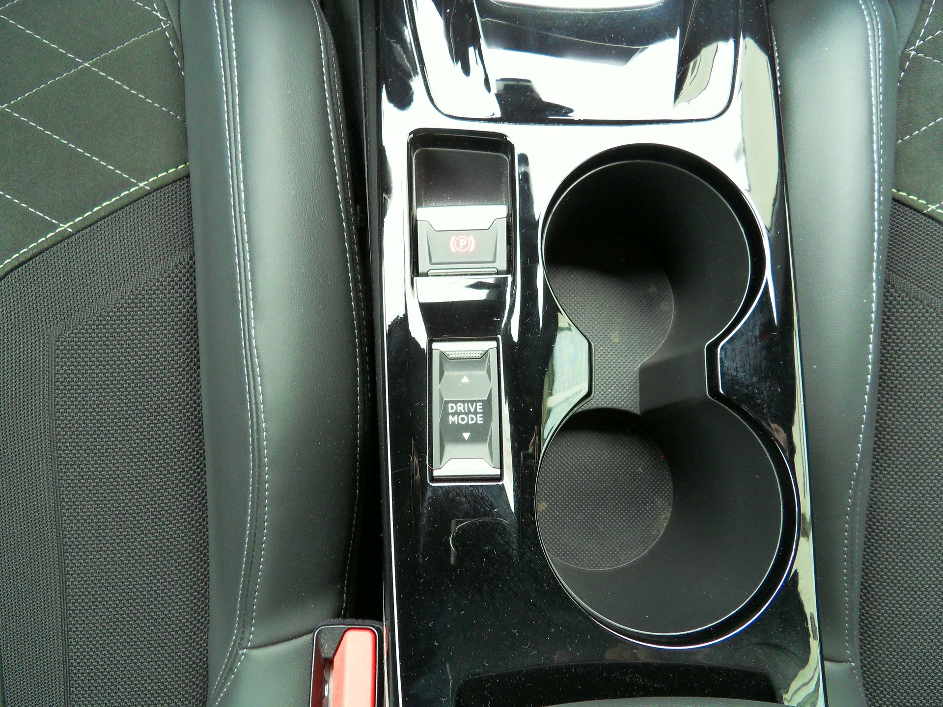 PEUGEOT 2008 1.2 PureTech GT EAT8-image-19