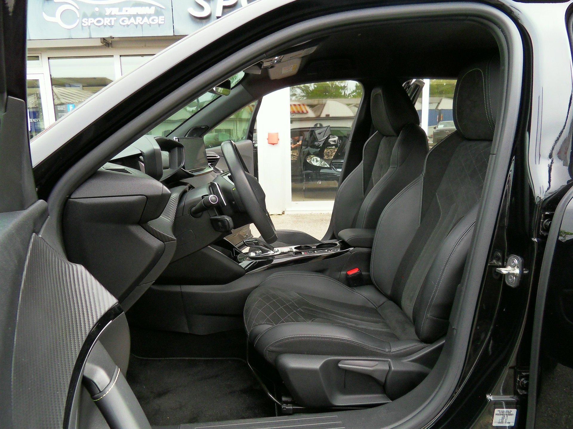 PEUGEOT 2008 1.2 PureTech GT EAT8-image-10