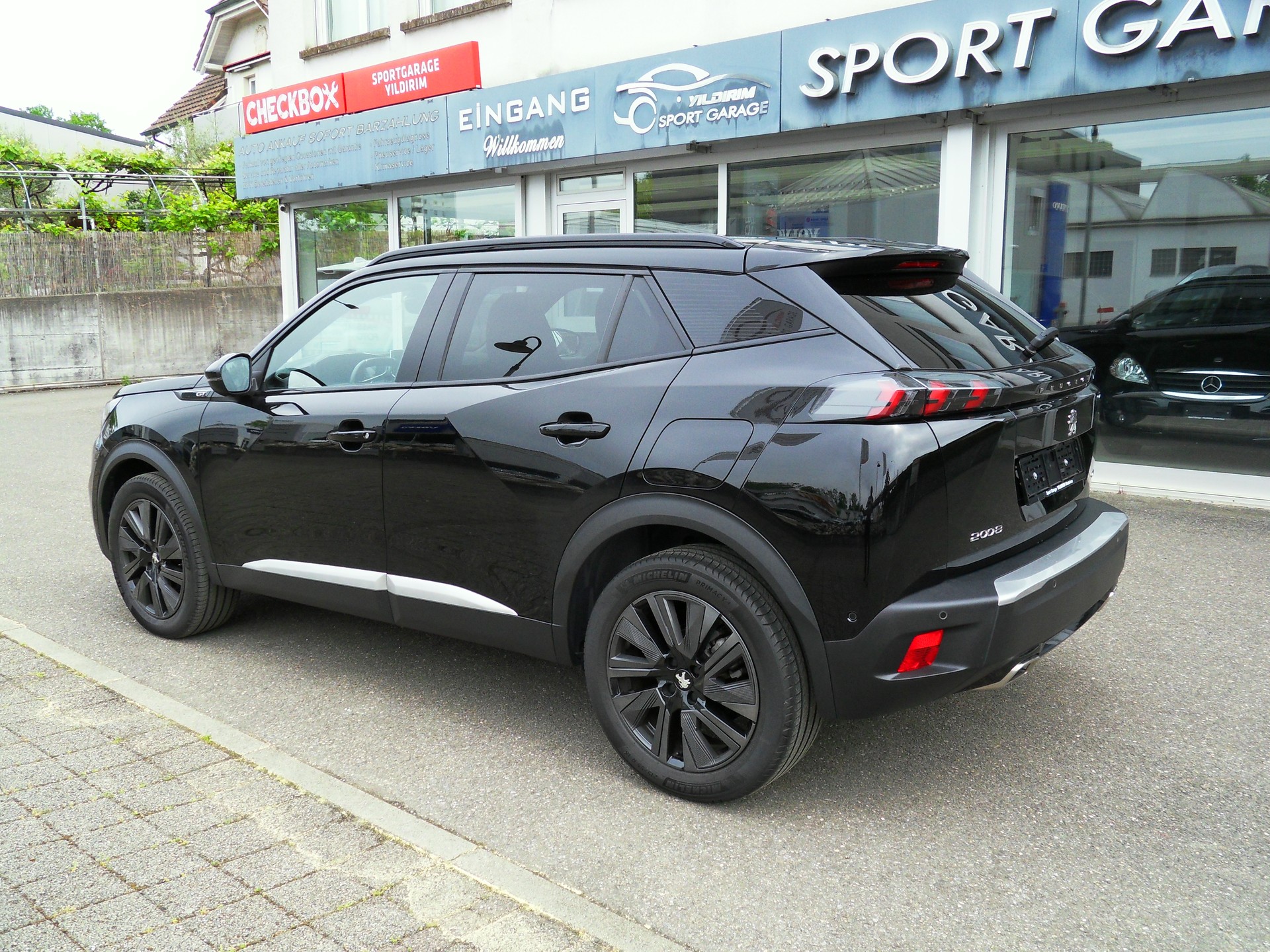 PEUGEOT 2008 1.2 PureTech GT EAT8-image-6