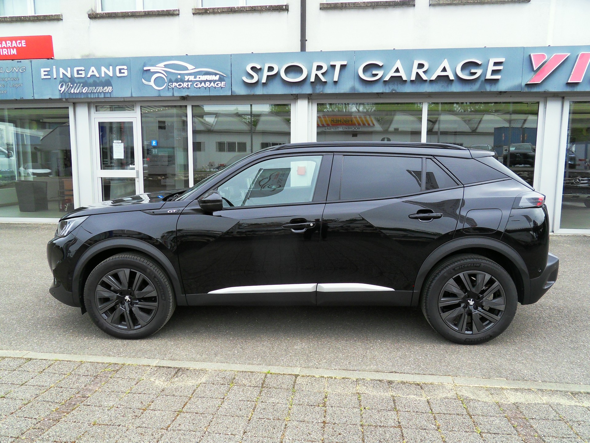 PEUGEOT 2008 1.2 PureTech GT EAT8-image-7