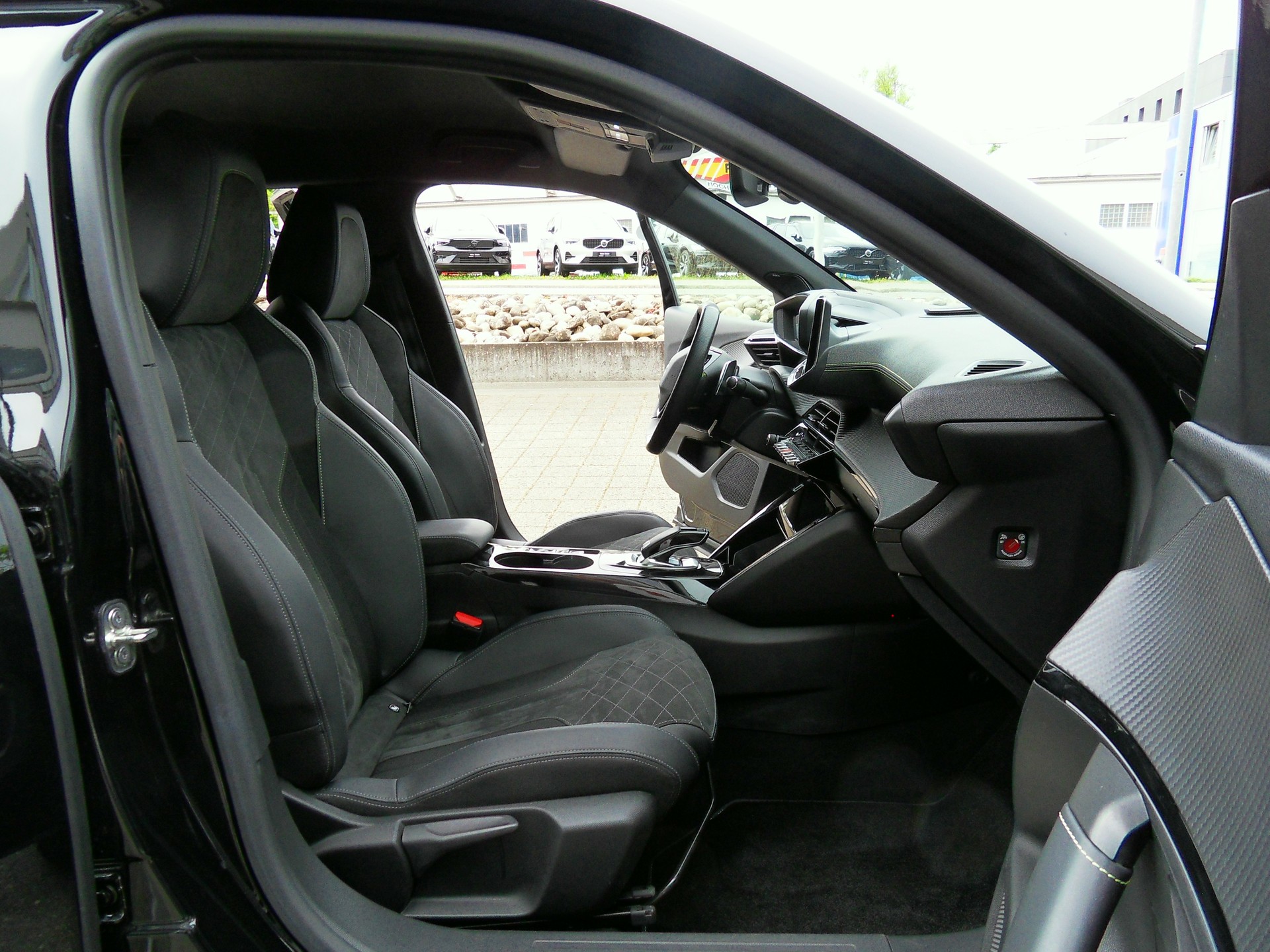 PEUGEOT 2008 1.2 PureTech GT EAT8-image-11