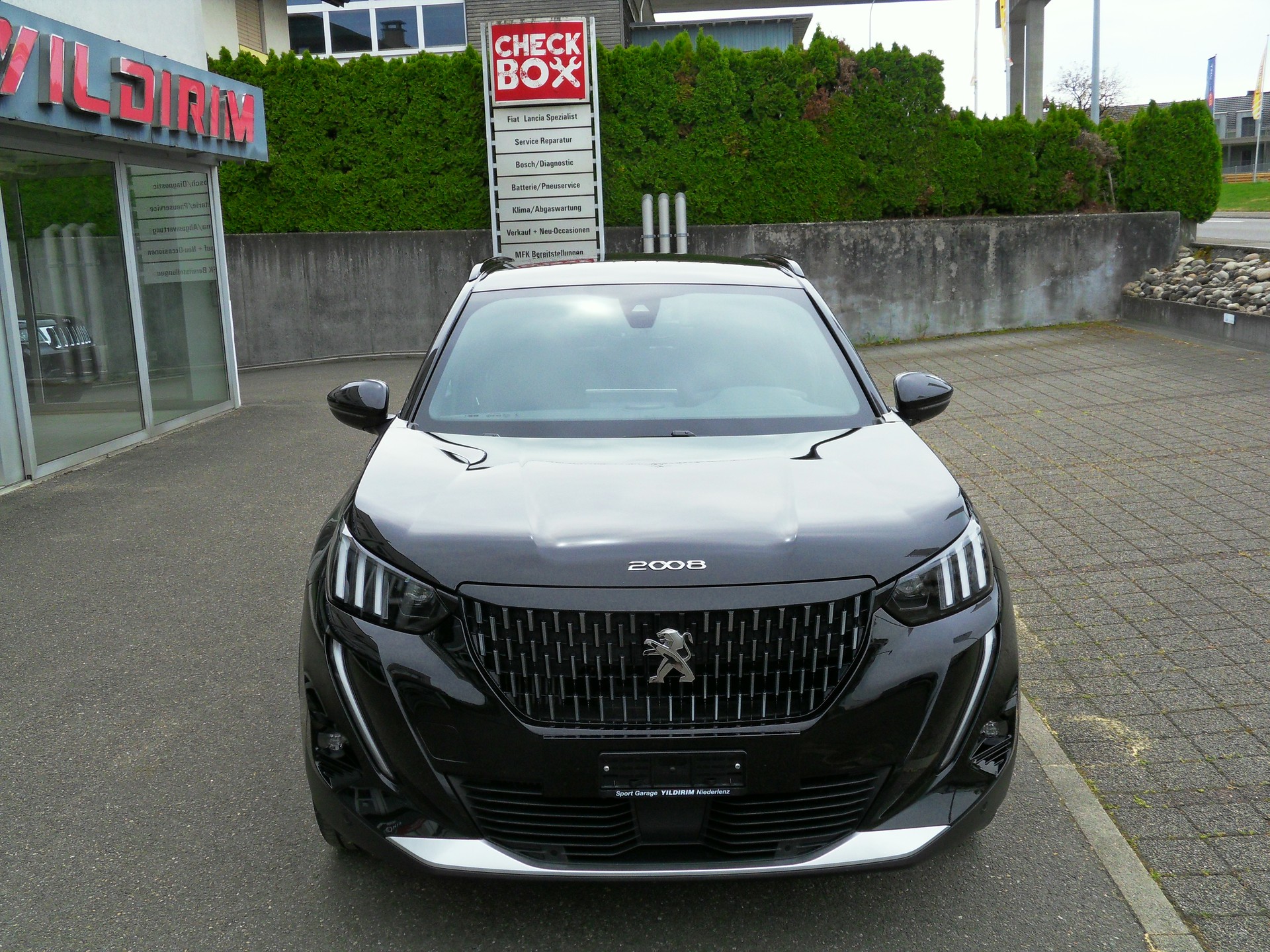 PEUGEOT 2008 1.2 PureTech GT EAT8-image-8