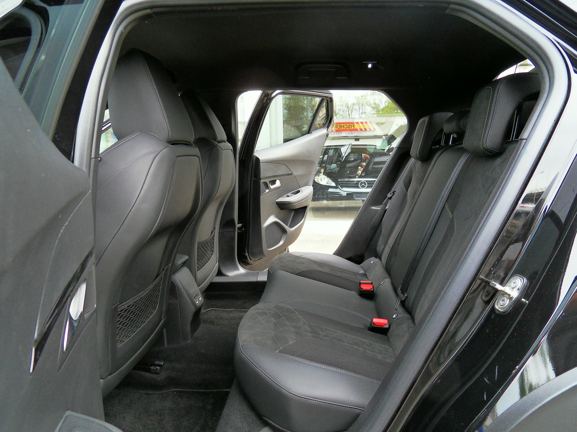 PEUGEOT 2008 1.2 PureTech GT EAT8-image-12