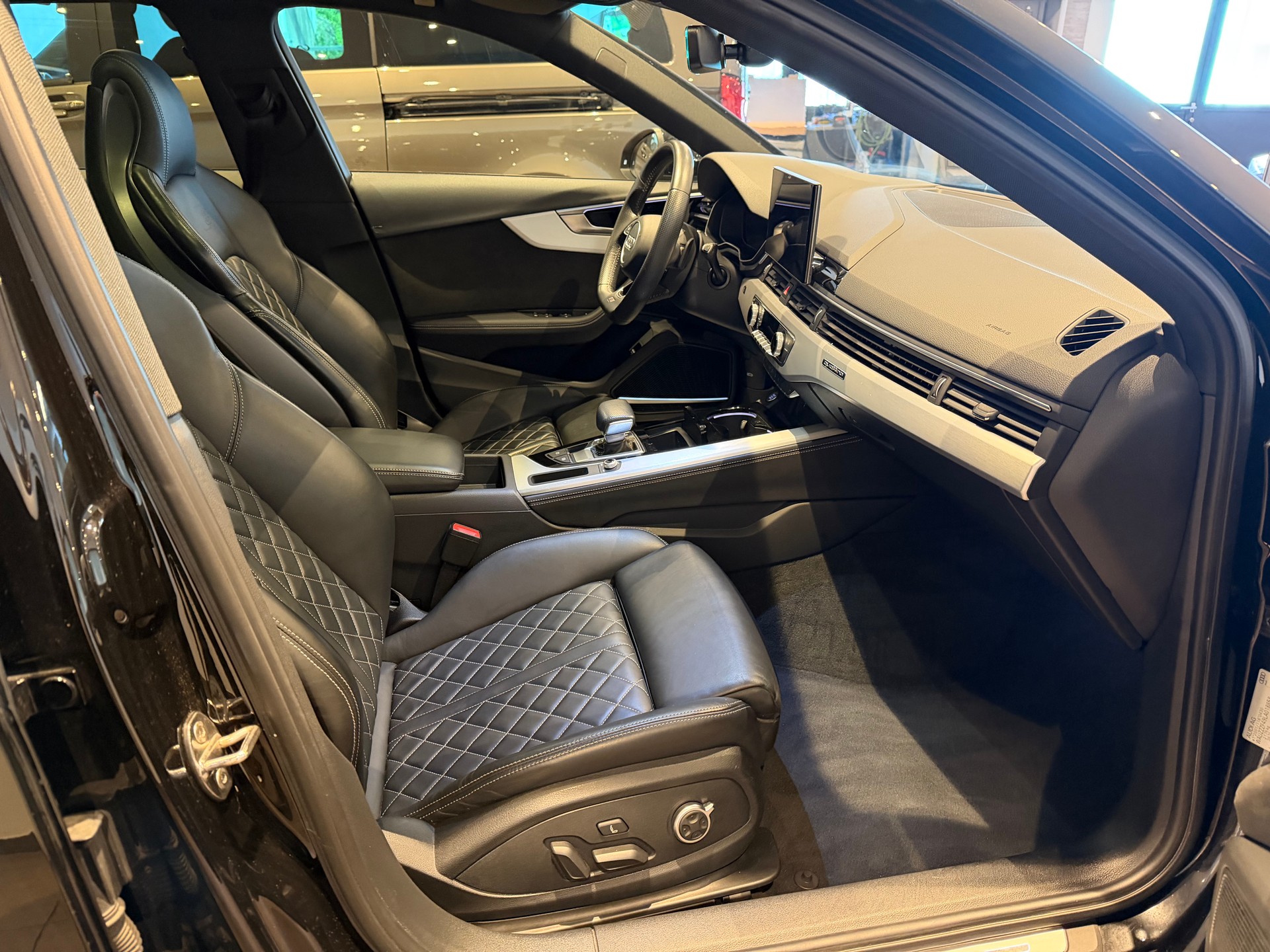 AUDI A4 Avant 2.0 45 TFSI S Line quattro S-Tronic-image-7