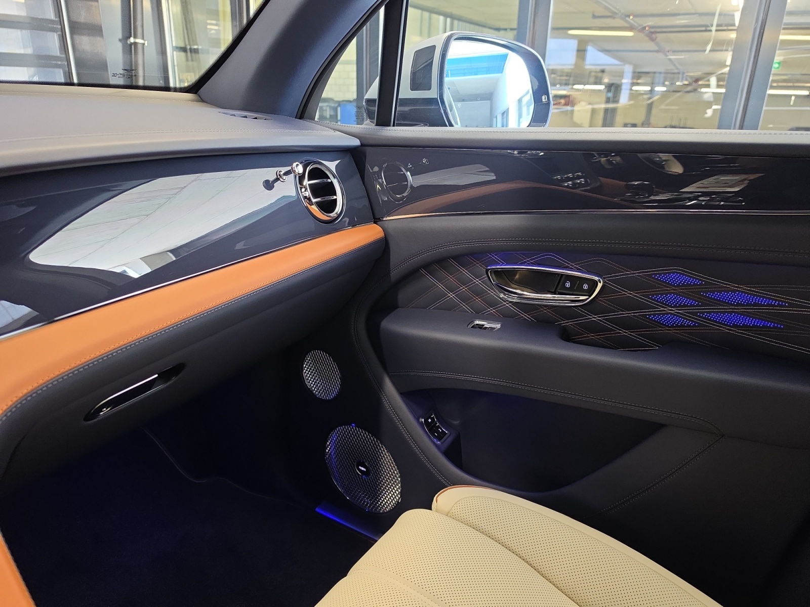 BENTLEY Bentayga EWB V8 Azure/ 1.9% Leasing möglich.-image-12