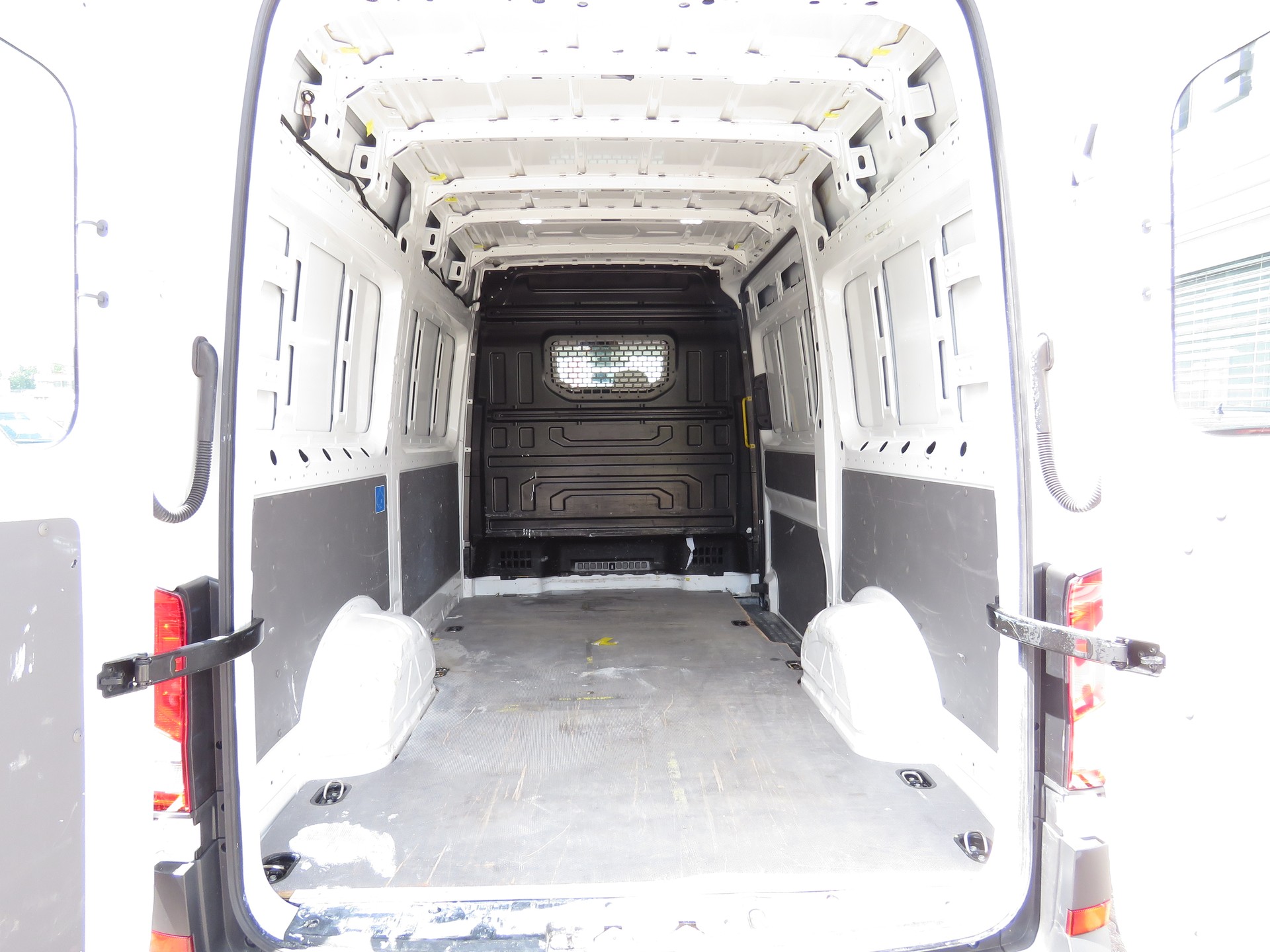 VW Crafter 35 2.0 TDI Entry L3 H2 Automat-image-11