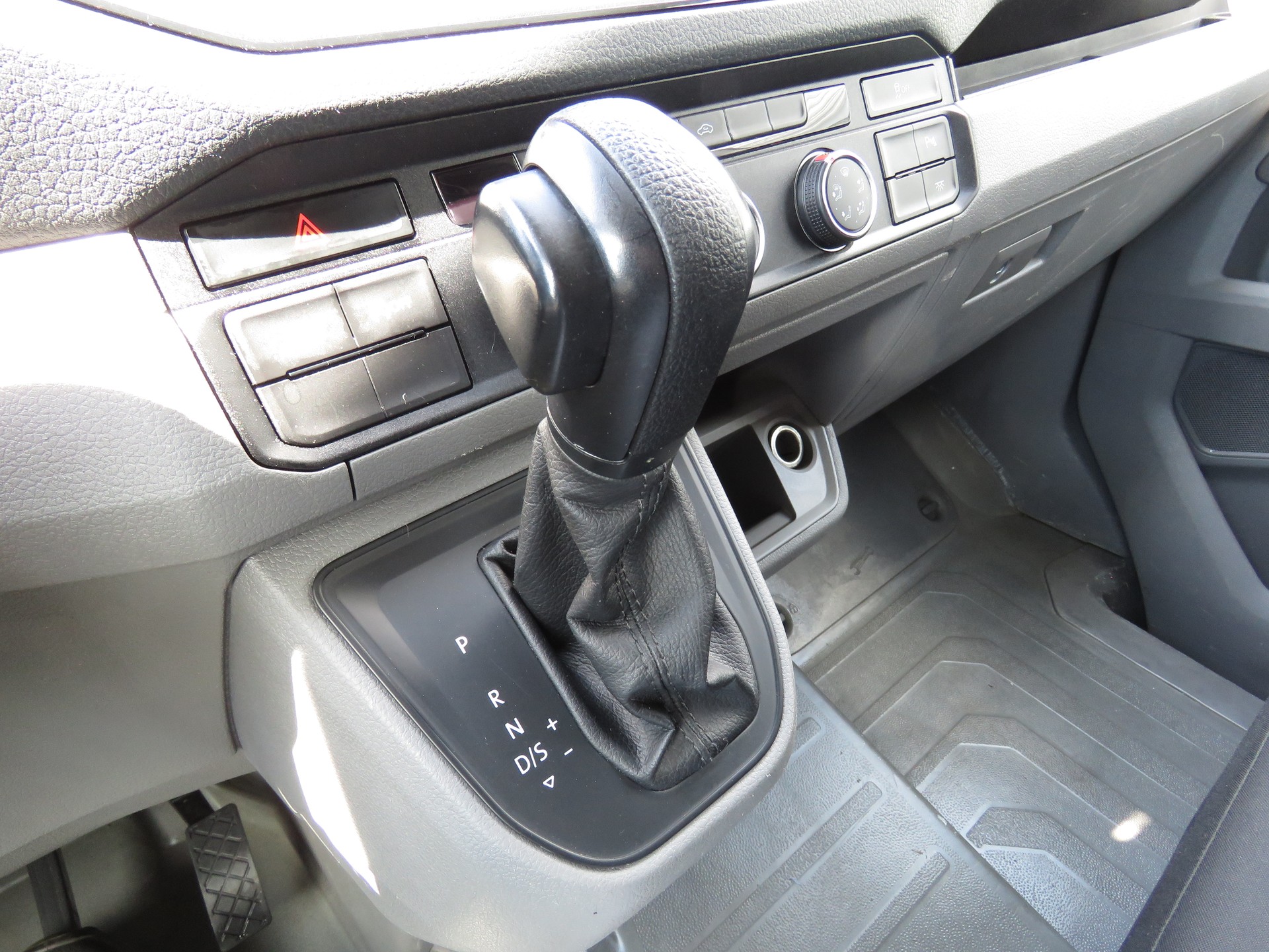 VW Crafter 35 2.0 TDI Entry L3 H2 Automat-image-15
