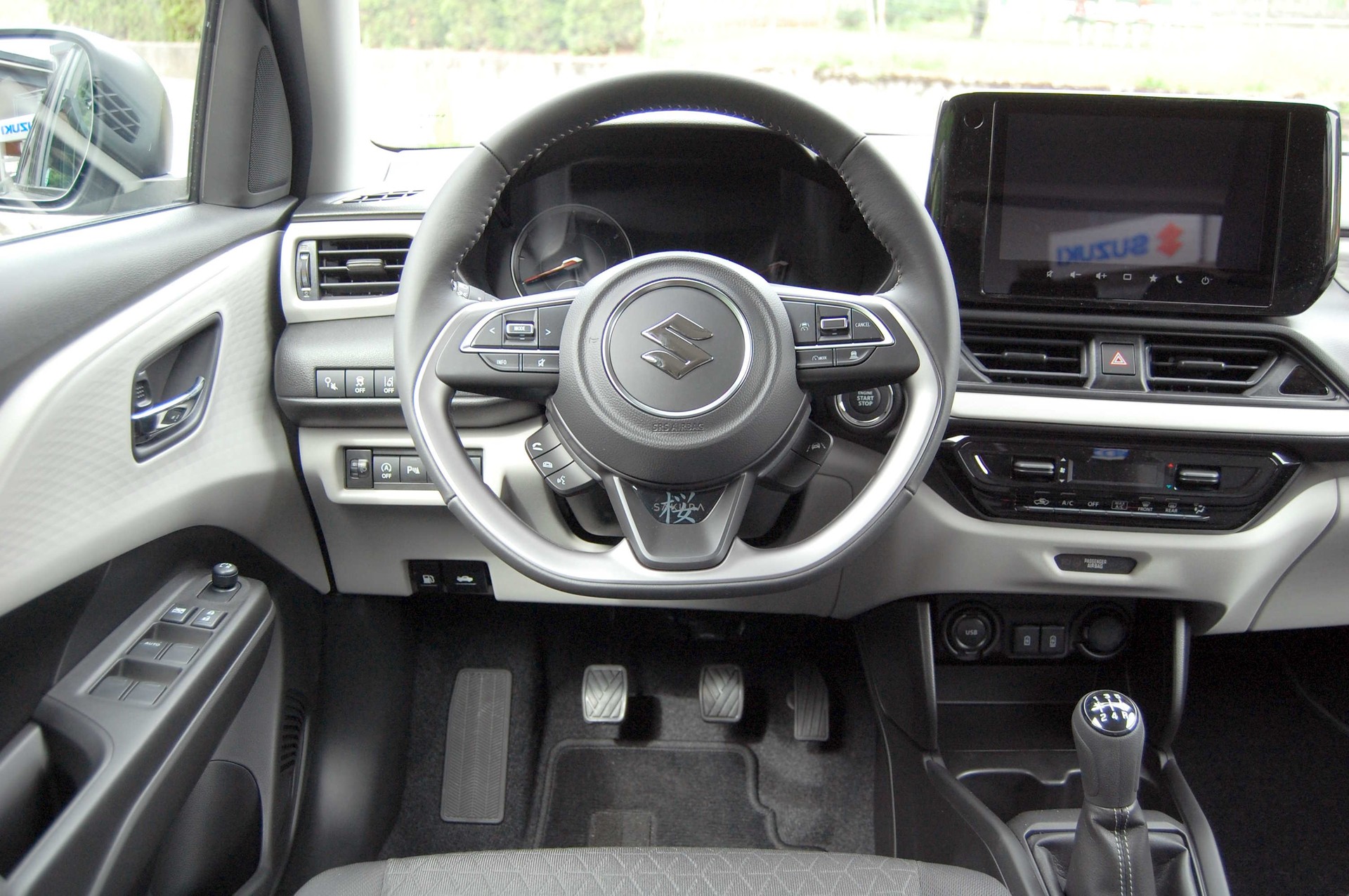 SUZUKI Swift 1.2 Sakura Hybrid 4x4-image-11